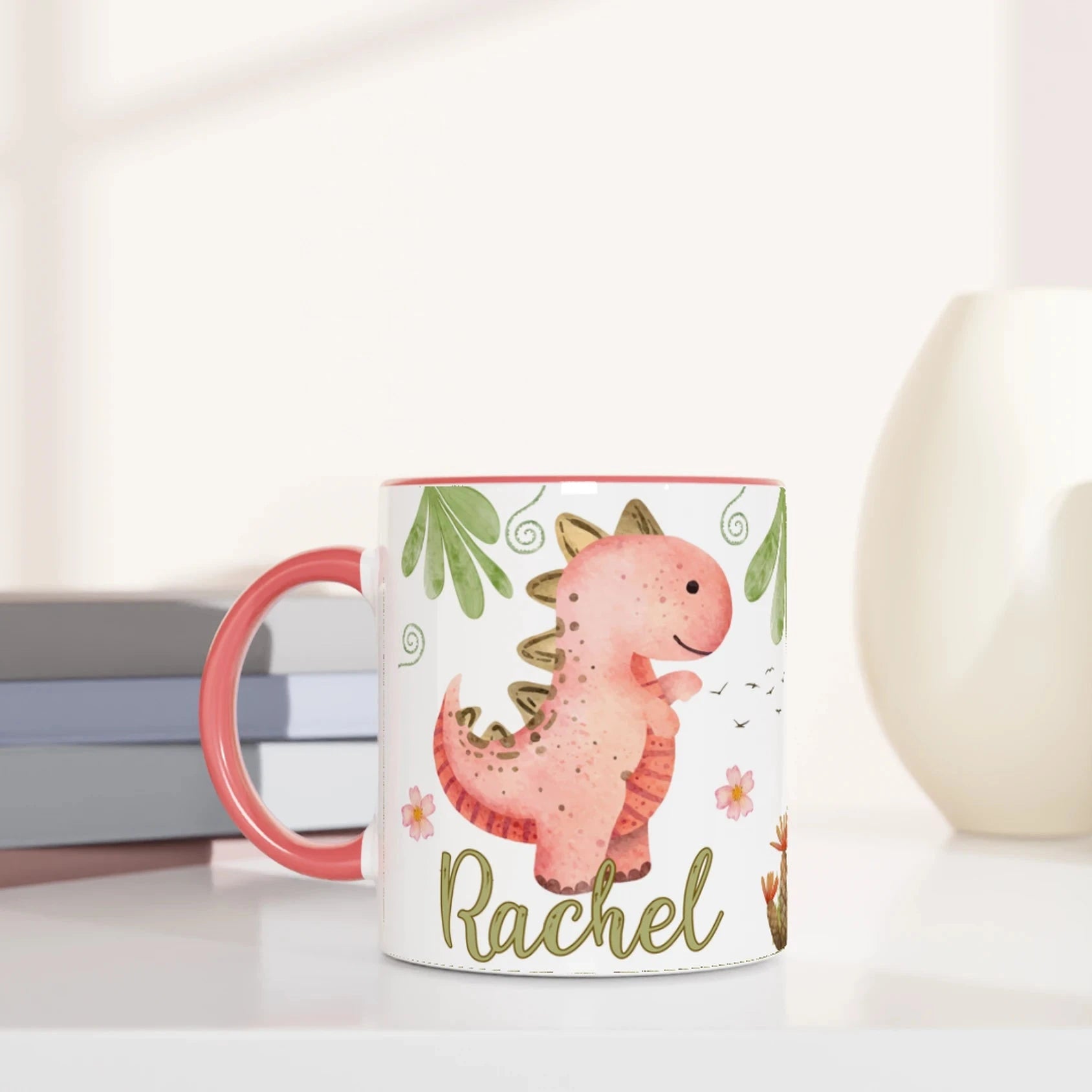 Tasse Mug avec prénom et motif dinosaure mignon, intérieur rose, cadeau adorable pour enfant.