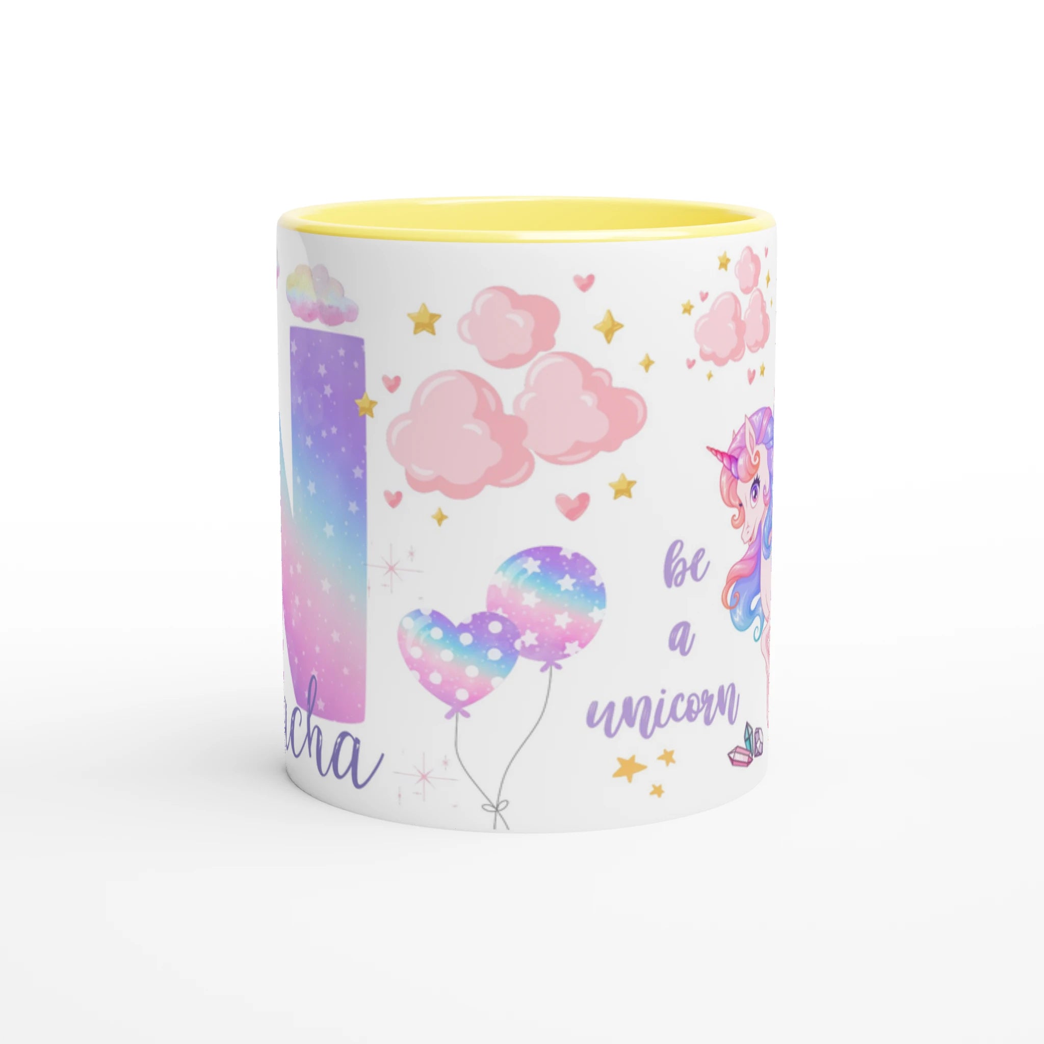 Mug personnalisé avec licorne arc-en-ciel et étoiles scintillantes, intérieur jaune, parfait pour un cadeau joyeux et lumineux.