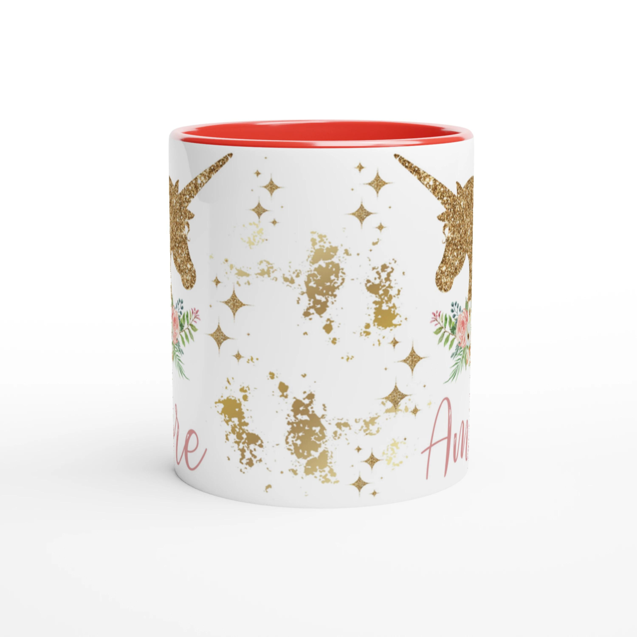 Mug personnalisé avec licorne dorée et décor floral, intérieur rouge, parfait pour un cadeau dynamique et unique.