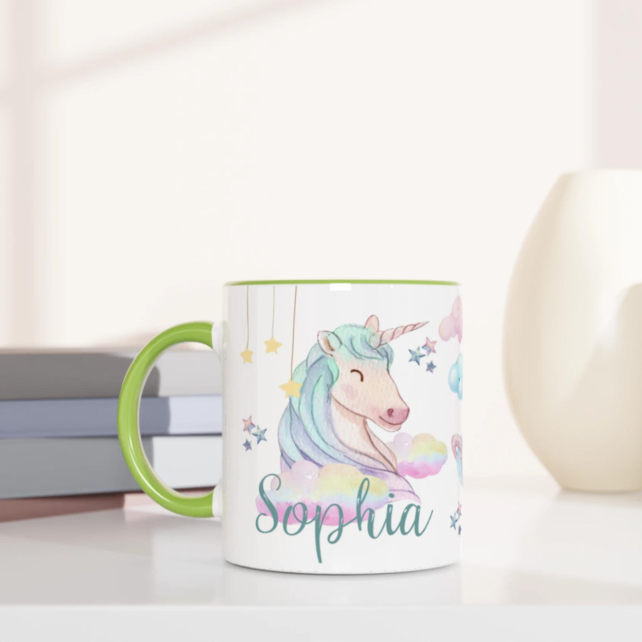 Tasse personnalisée avec licorne et nuages colorés, intérieur vert, un cadeau original et enchanteur.