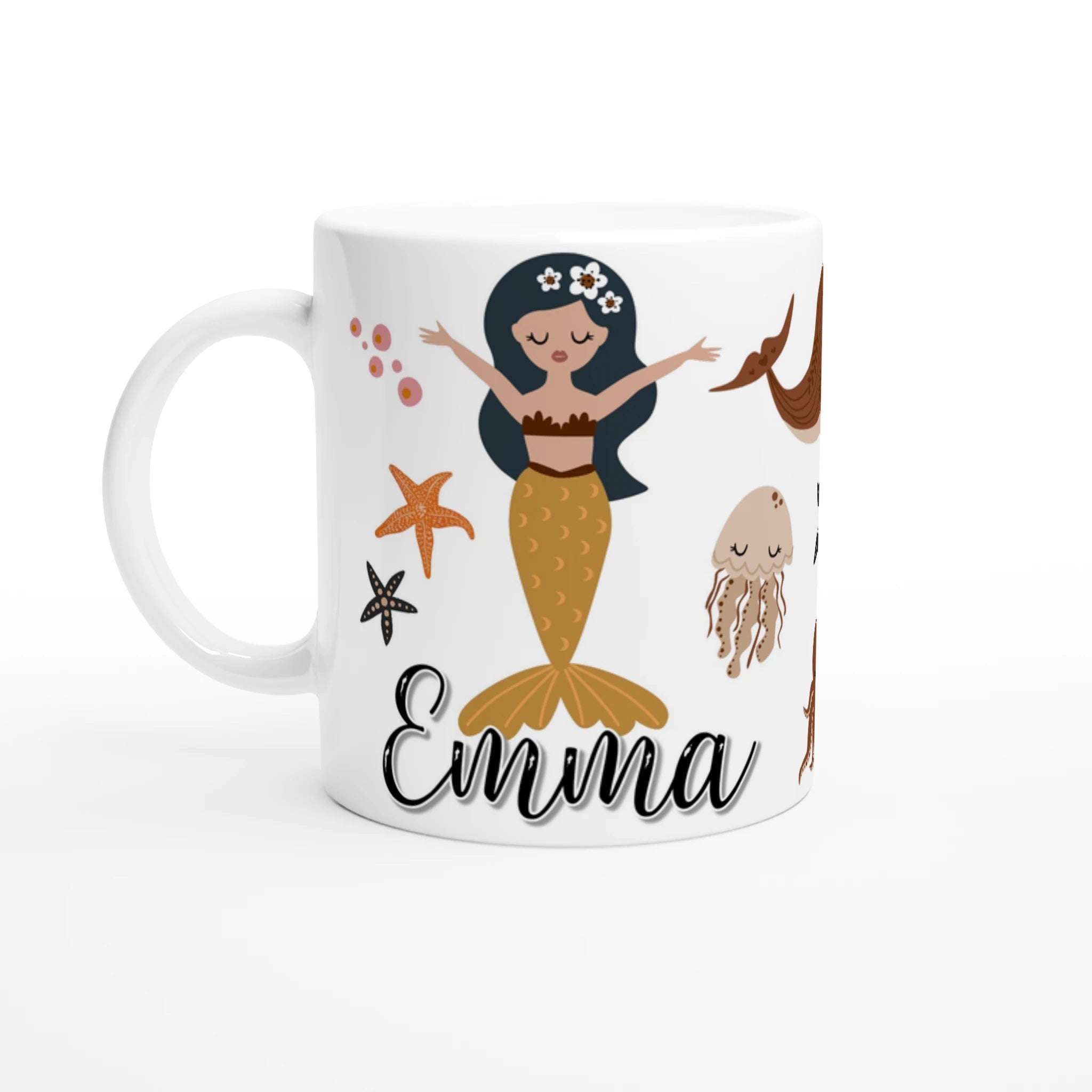 Mug personnalisé tout blanc avec prénom, illustration de sirènes et éléments marins, parfait pour un cadeau enfant original.