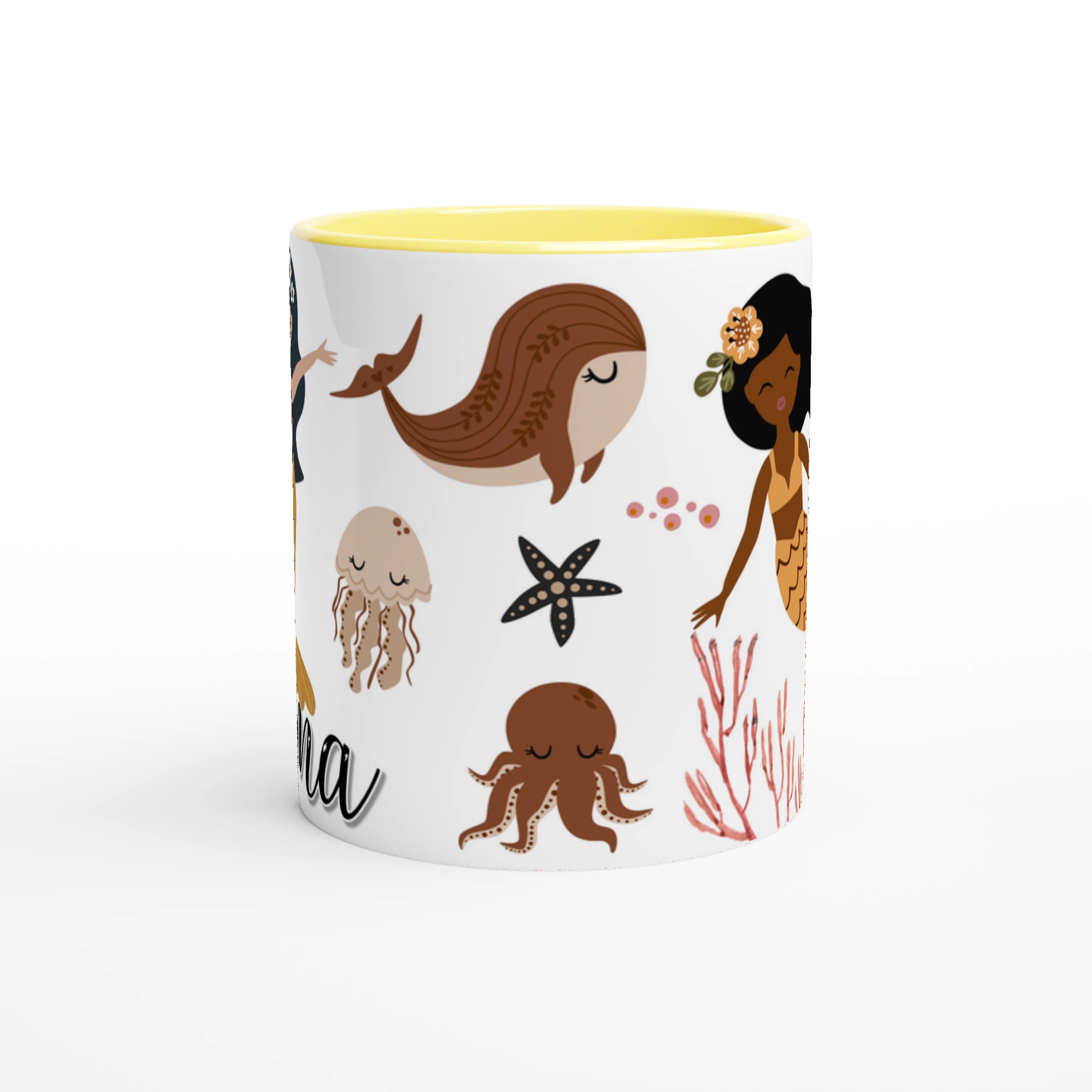 Mug prénom personnalisé avec design de sirènes et décor marin, intérieur jaune, idéal comme cadeau joyeux pour enfant.