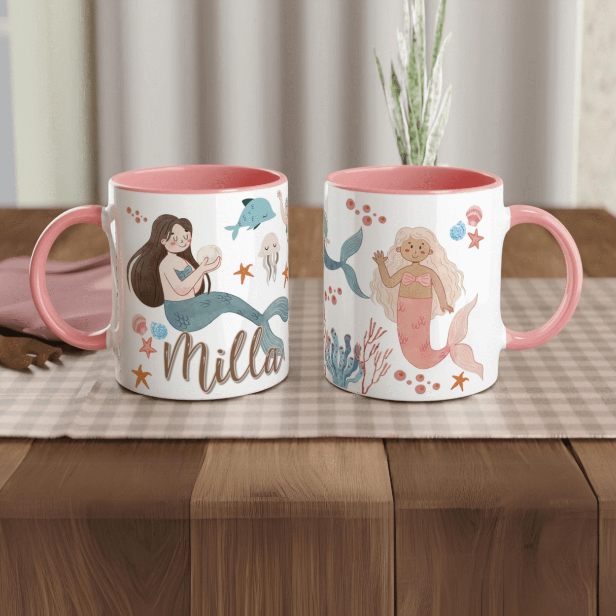 Tasse personnalisée avec motifs de sirènes aquarelle, coraux et étoiles de mer, intérieur rose, idéale pour un cadeau fille.