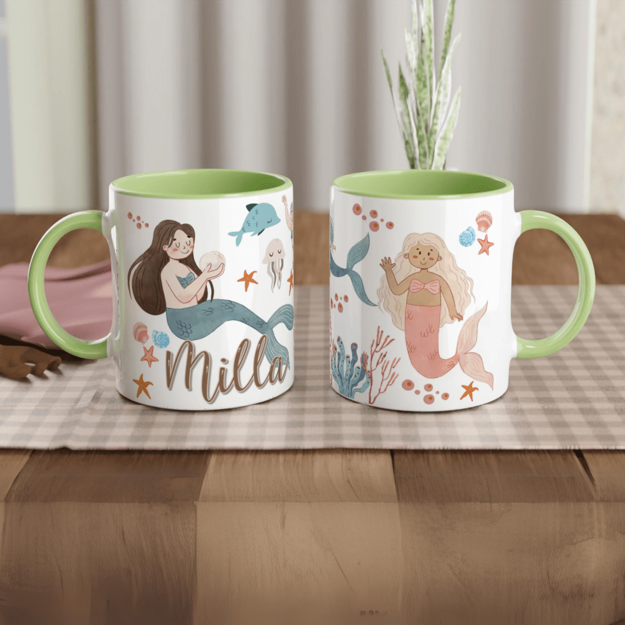 Tasse personnalisée avec décor de sirènes aquarelle et coquillages, intérieur vert, idéale pour un cadeau coloré et original.