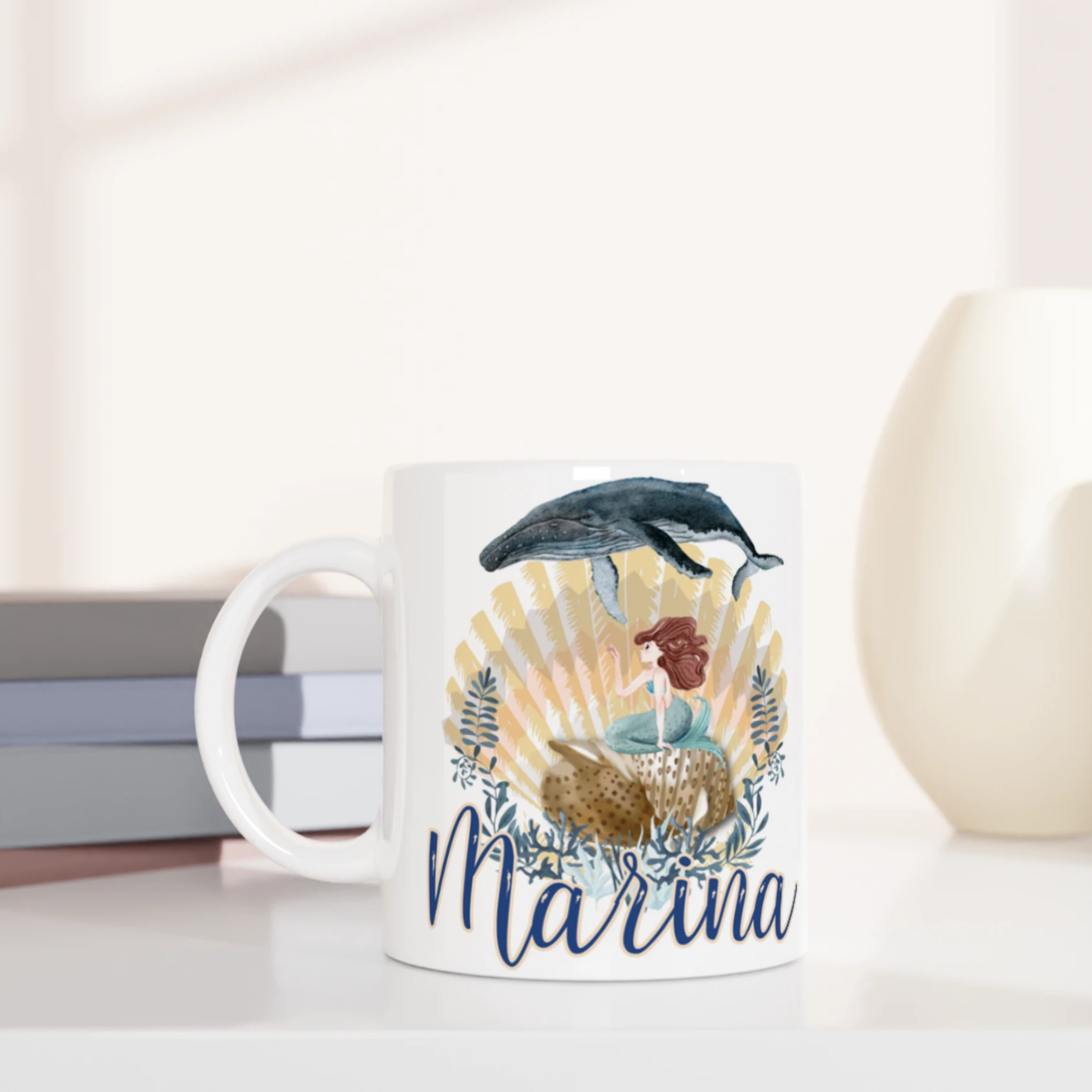Mug personnalisé tout blanc avec prénom et illustration de sirène, coquillage et animaux marins, idéal pour un cadeau enfant unique.