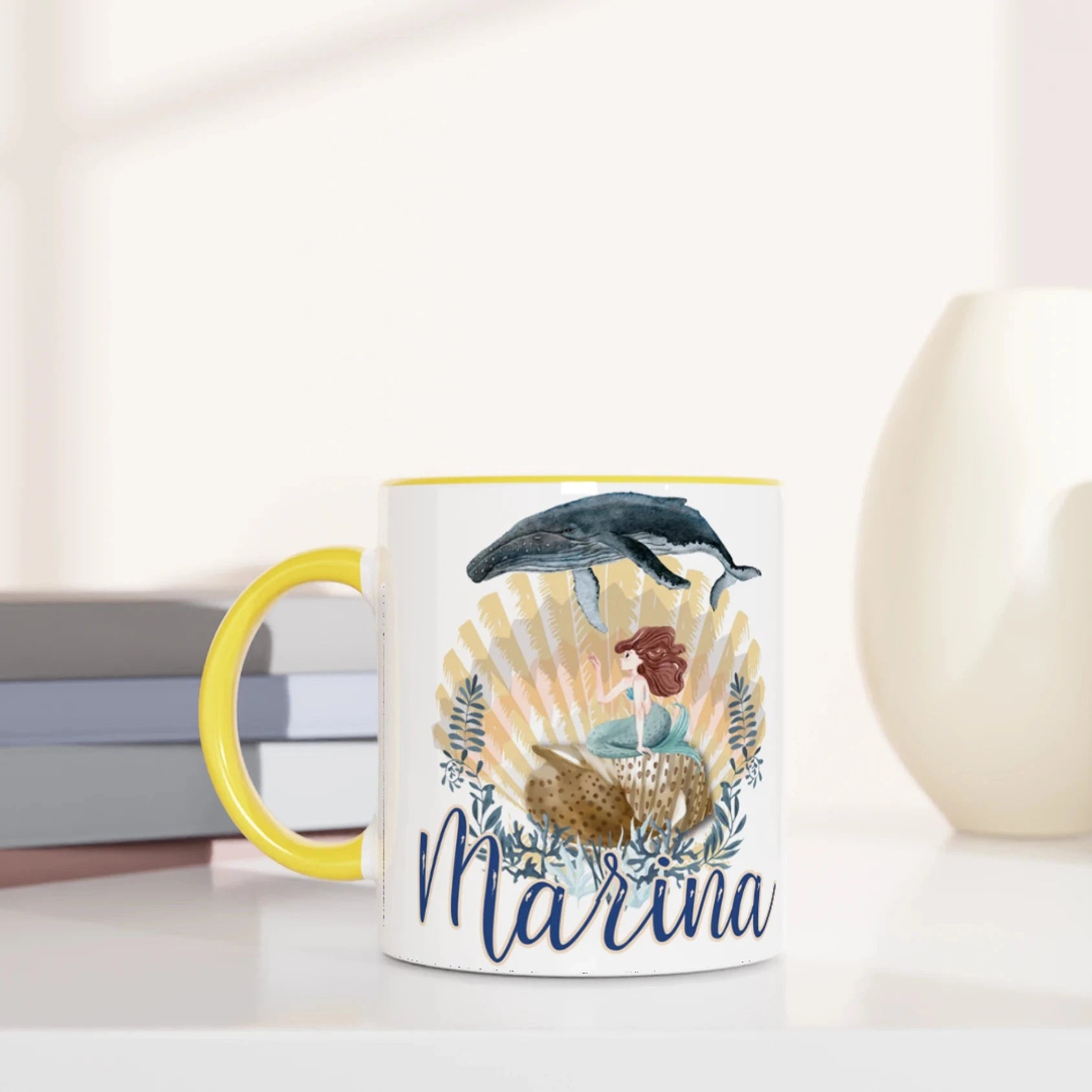 Tasse personnalisée avec prénom, design de sirène et animaux marins, intérieur jaune, cadeau joyeux pour une enfant rêveuse.