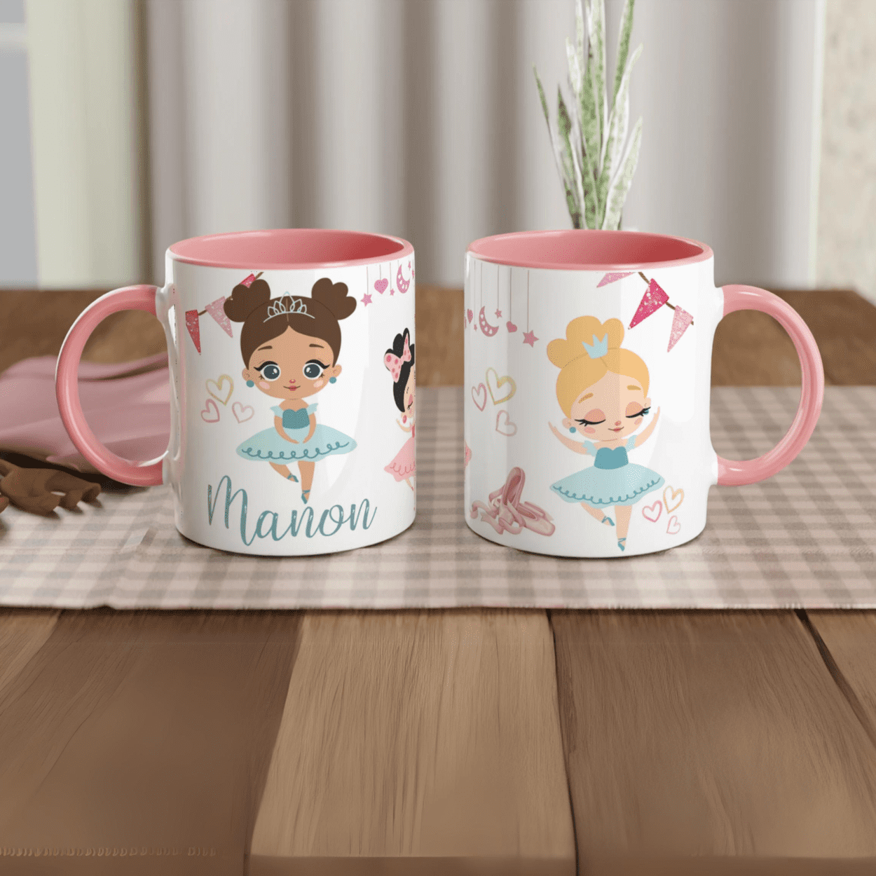 Mug personnalisable avec prénom, illustration de danseuse en robe bleue, intérieur rose, parfait pour un cadeau enfant unique.