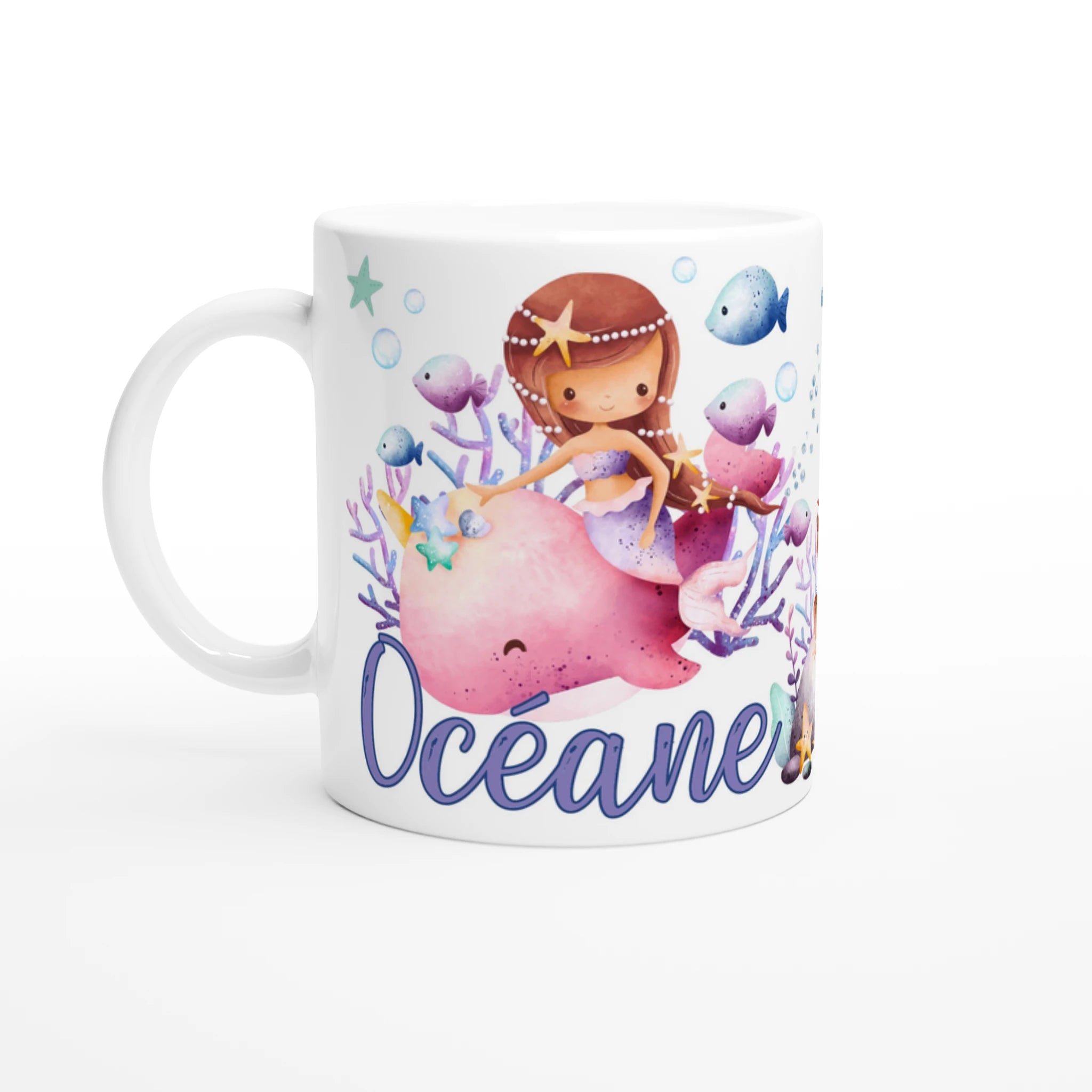 Mug personnalisé tout blanc avec illustration de sirènes et animaux marins, comme des méduses et hippocampes, idéal pour un cadeau enfant.