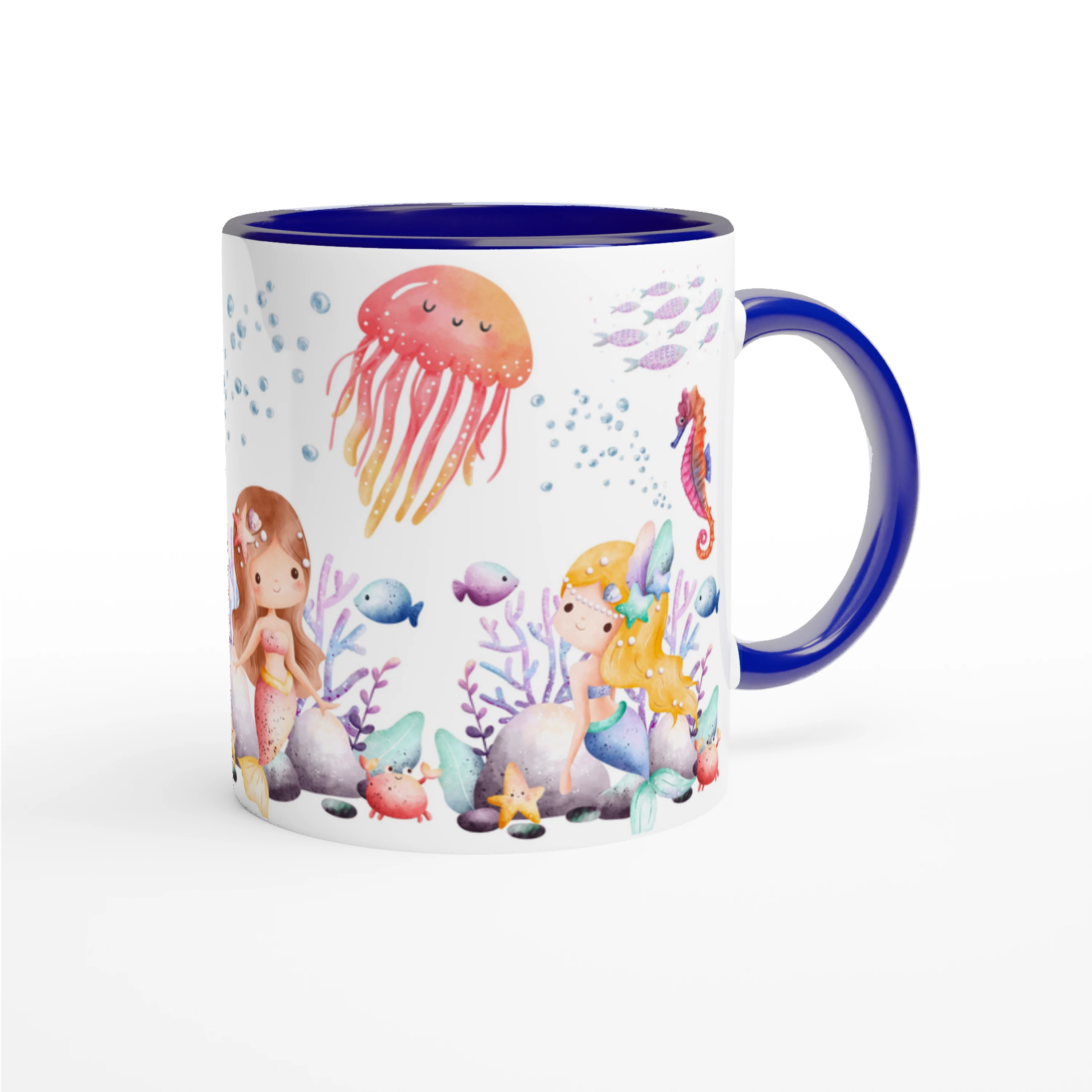 Mug personnalisé avec décor de sirènes et animaux marins, comme des étoiles de mer et poissons, intérieur bleu, parfait pour l’océan.