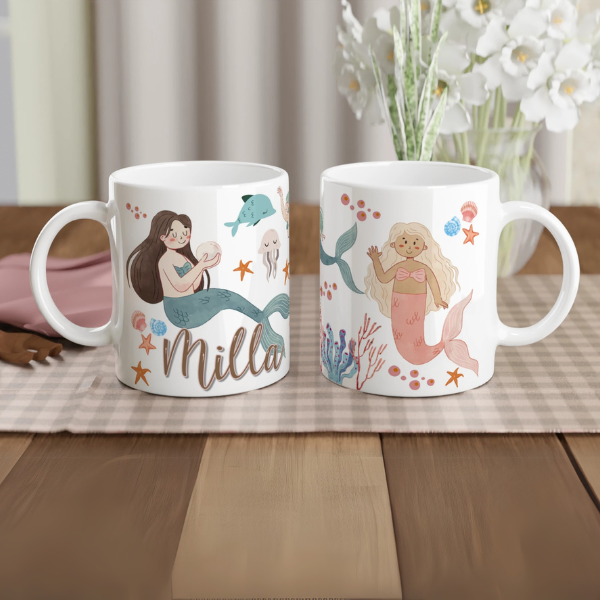 Mug personnalisé tout blanc avec illustration de sirènes aquarelle, décor marin et coquillages, idéal pour un cadeau enfant.