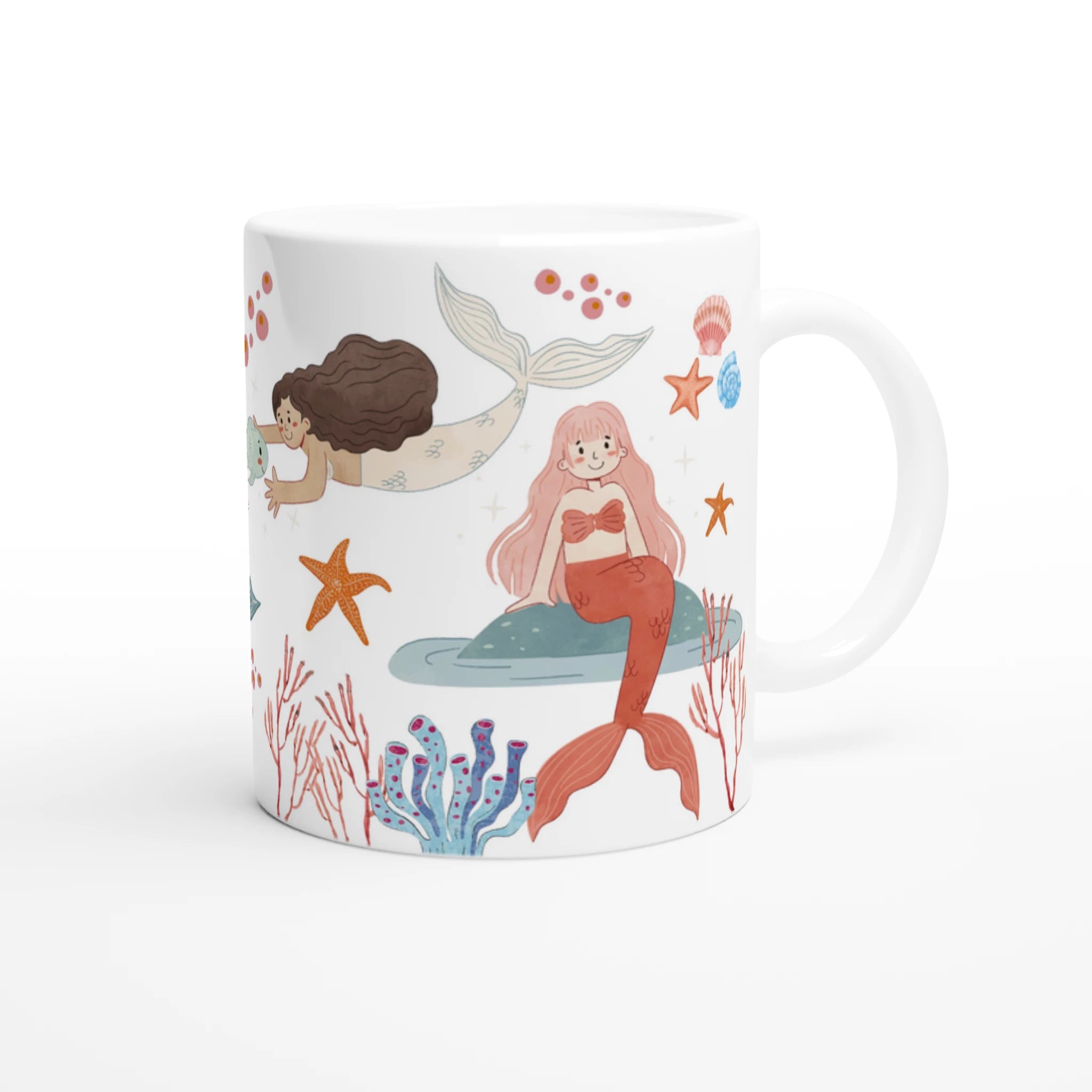 Mug personnalisé tout blanc avec illustration de sirènes aquarelle, décor marin et coquillages, idéal pour un cadeau enfant.