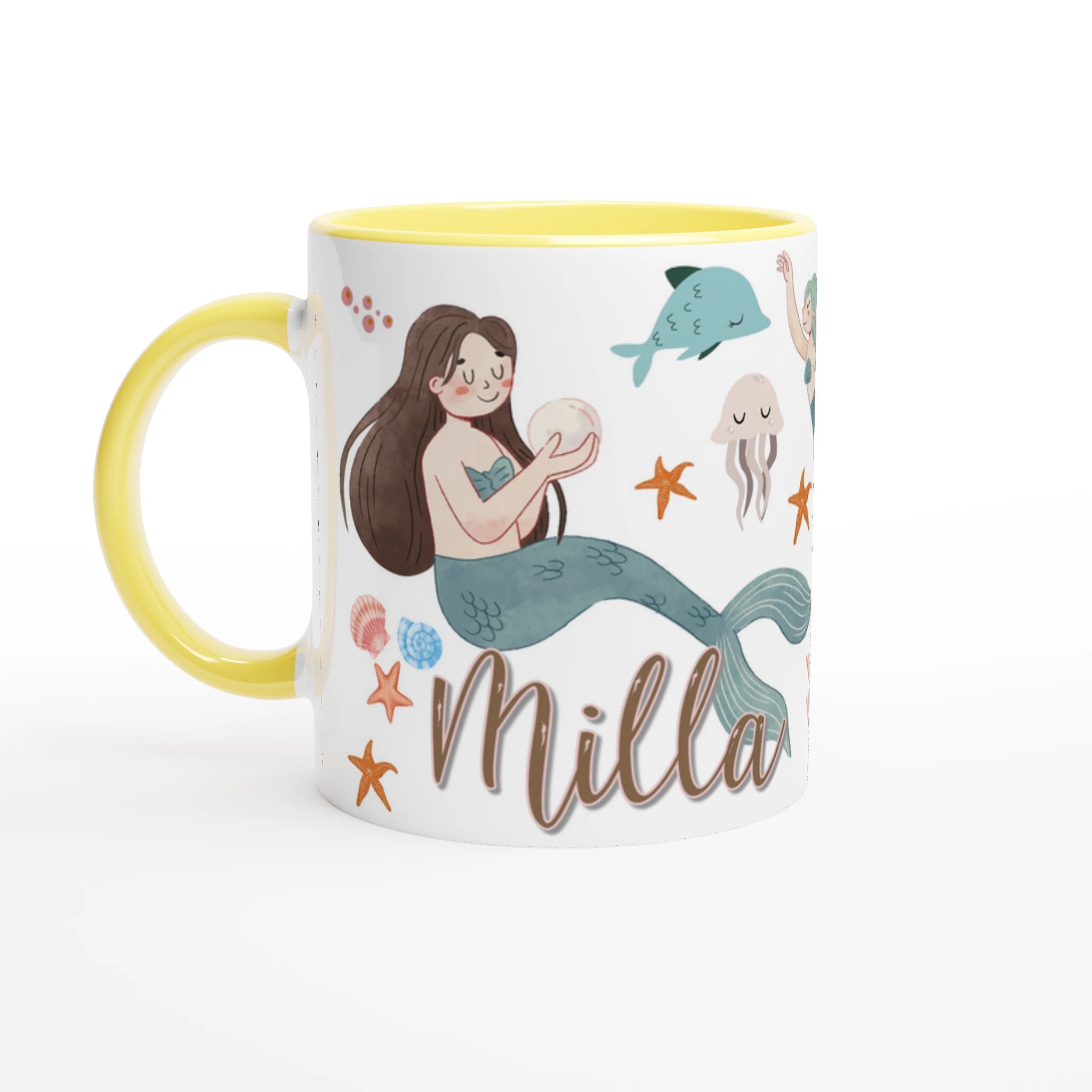Mug personnalisé avec sirènes au style aquarelle et décor marin bohème, intérieur jaune, parfait pour un cadeau joyeux.