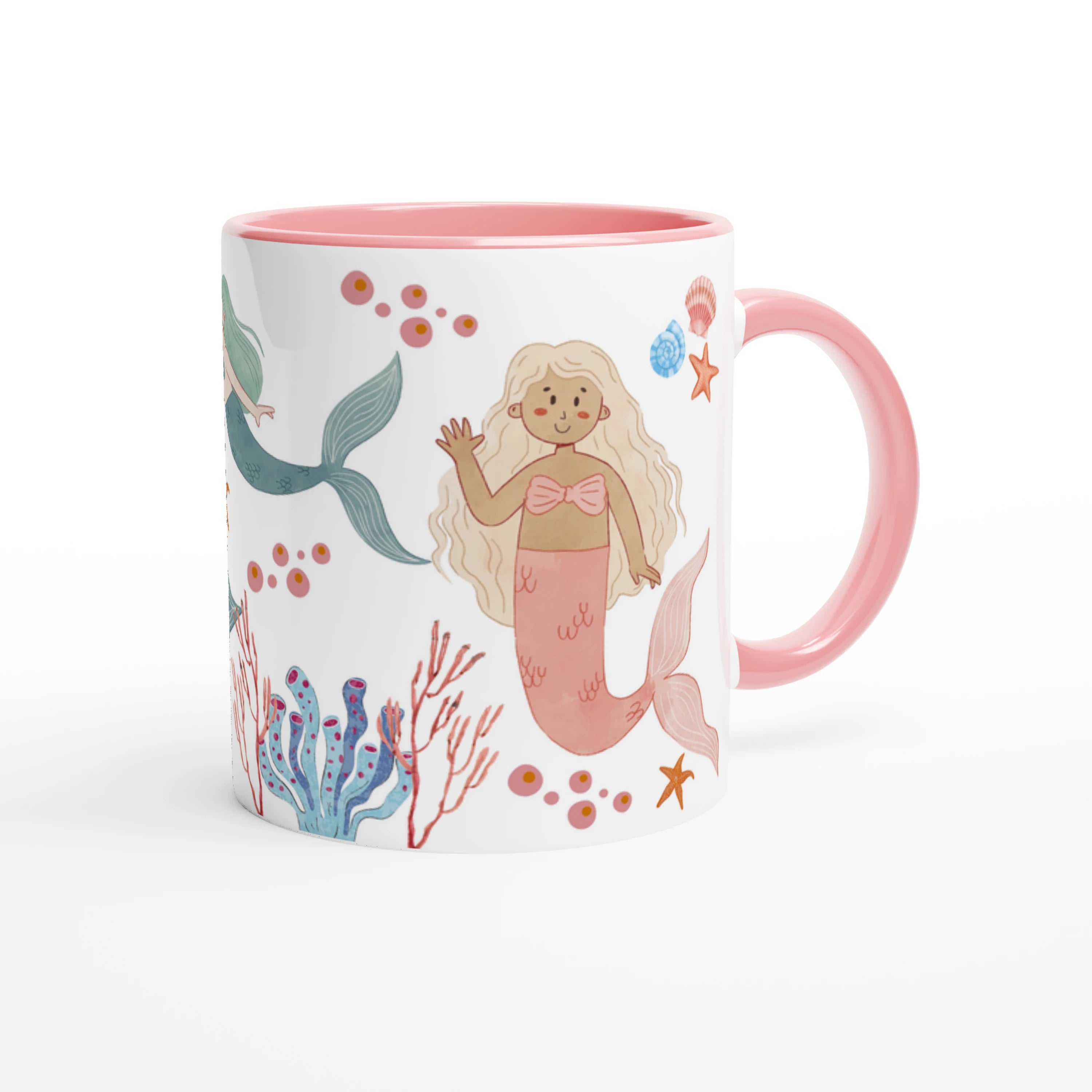 Tasse personnalisée avec motifs de sirènes aquarelle, coraux et étoiles de mer, intérieur rose, idéale pour un cadeau fille.
