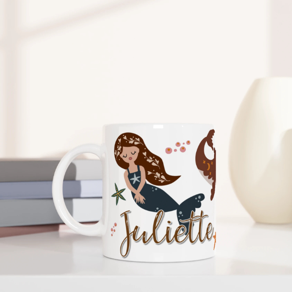 Mug personnalisé tout blanc avec illustration de sirènes et animaux marins, parfait pour un cadeau enfant unique.