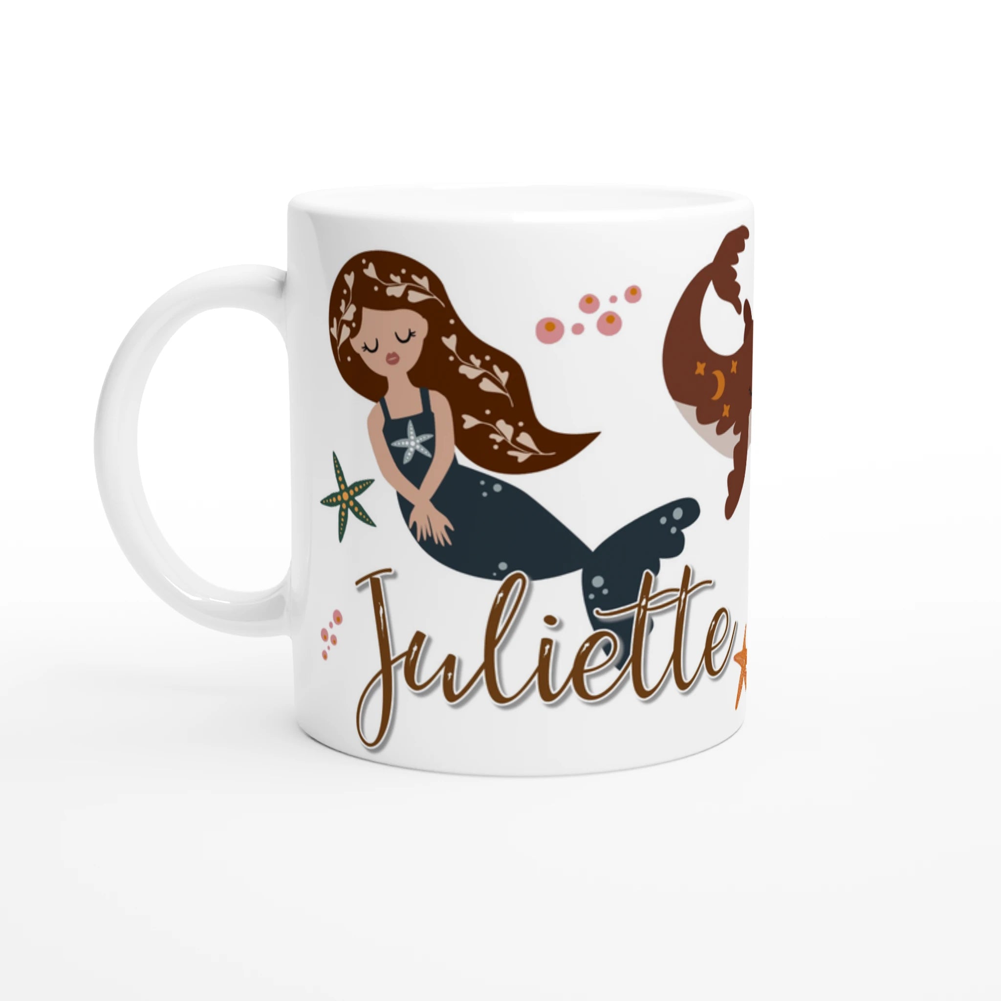 Mug personnalisé tout blanc avec illustration de sirènes et animaux marins, parfait pour un cadeau enfant unique.