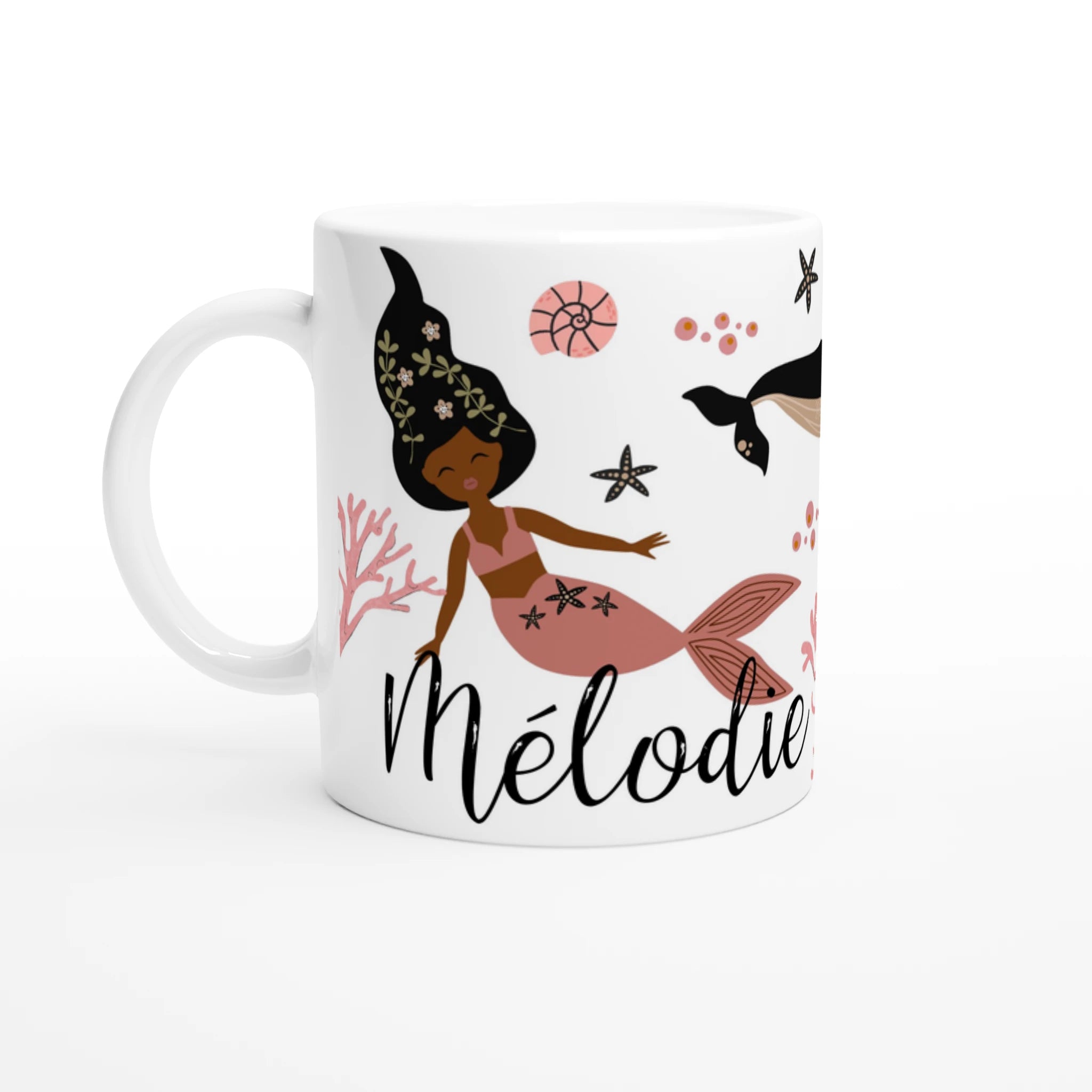 Mug personnalisé tout blanc avec illustration de sirènes au style boho chic, étoiles de mer et animaux marins, parfait pour un cadeau enfant original.