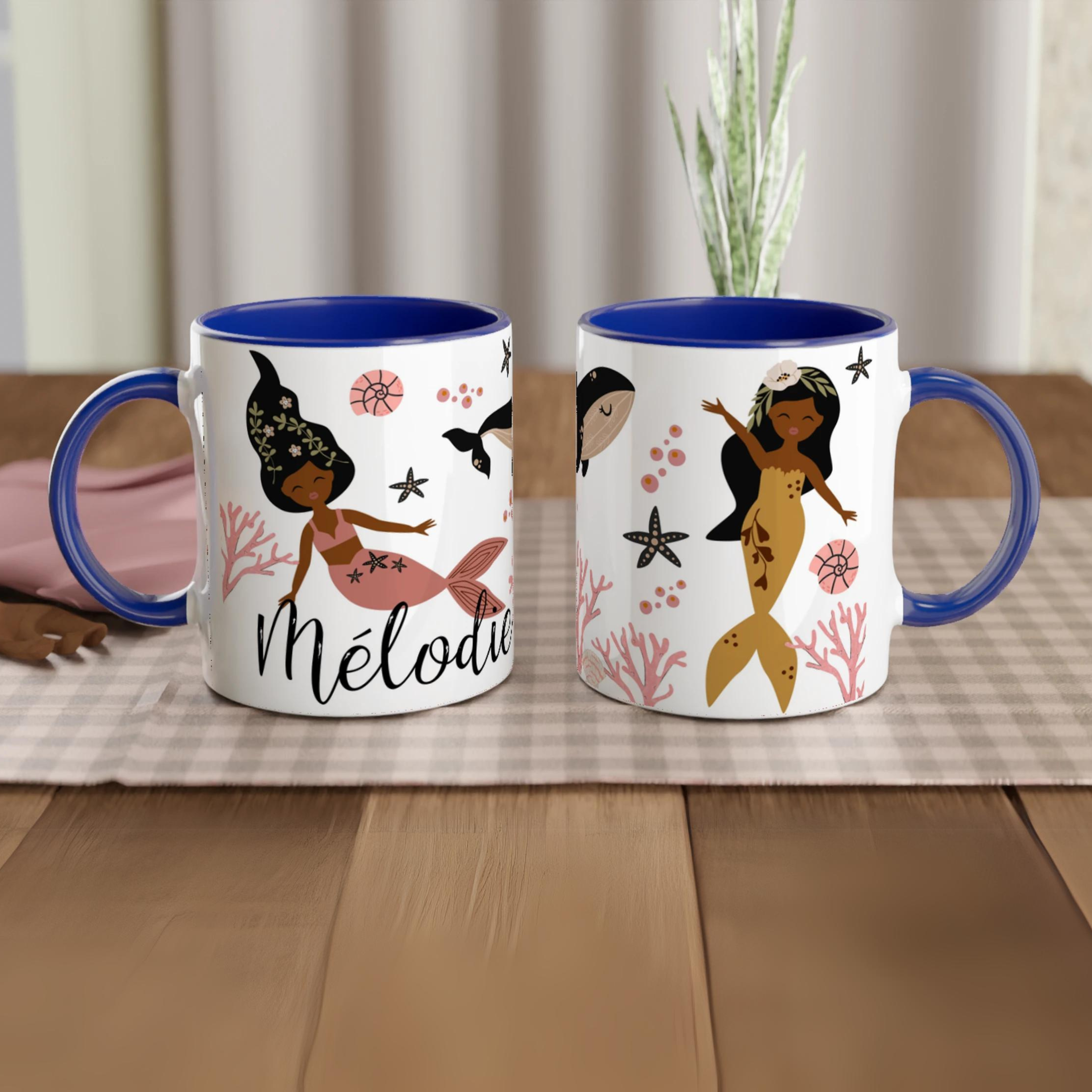 Mug personnalisé avec décor de sirènes bohème chic, étoiles de mer et coraux, intérieur bleu, idéal pour les passionnées de l’océan.