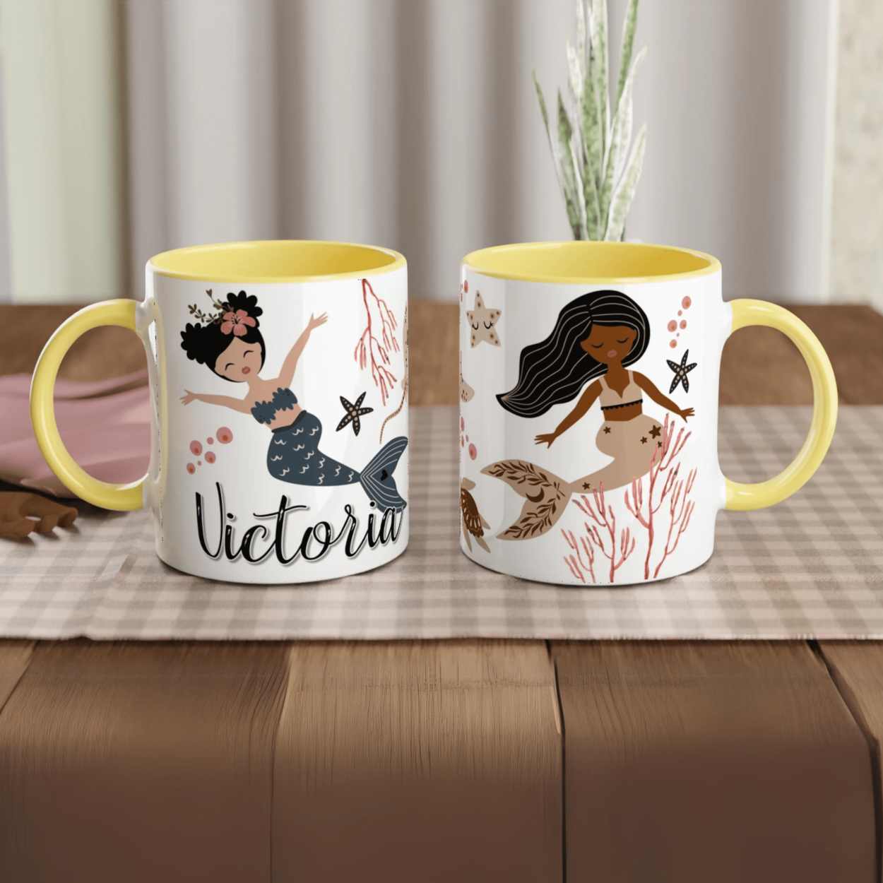Mug personnalisé avec sirènes boho chic et décor marin naturel, intérieur jaune, idéal pour un cadeau joyeux et unique.