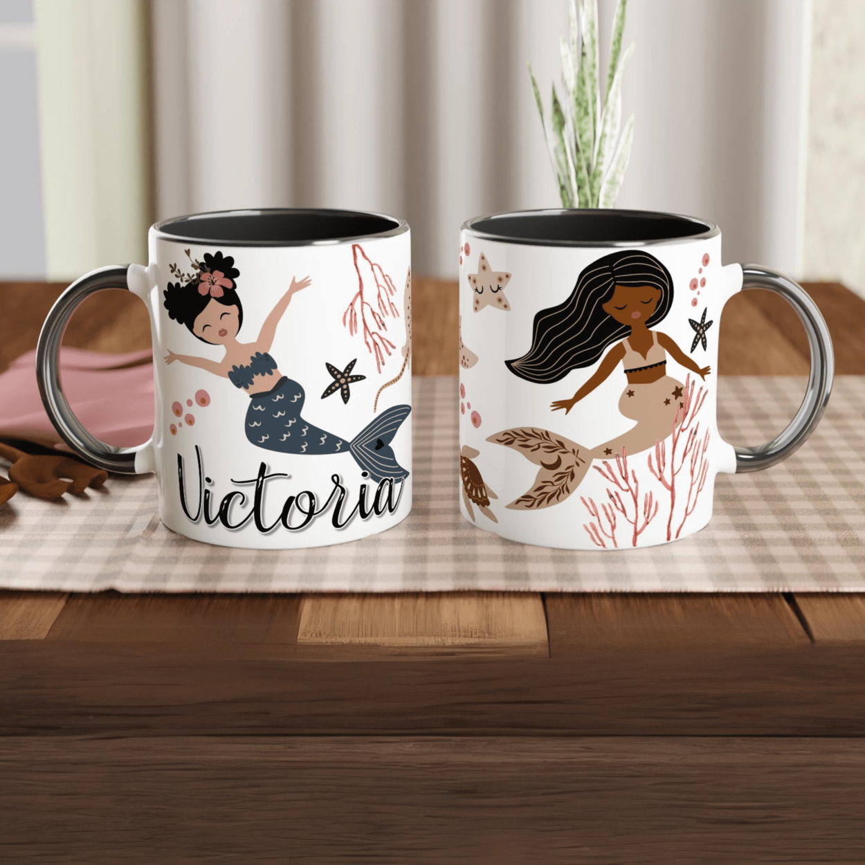 Mug personnalisé avec illustration de sirènes et décor marin au style bohème chic, intérieur noir, parfait pour une touche élégante.