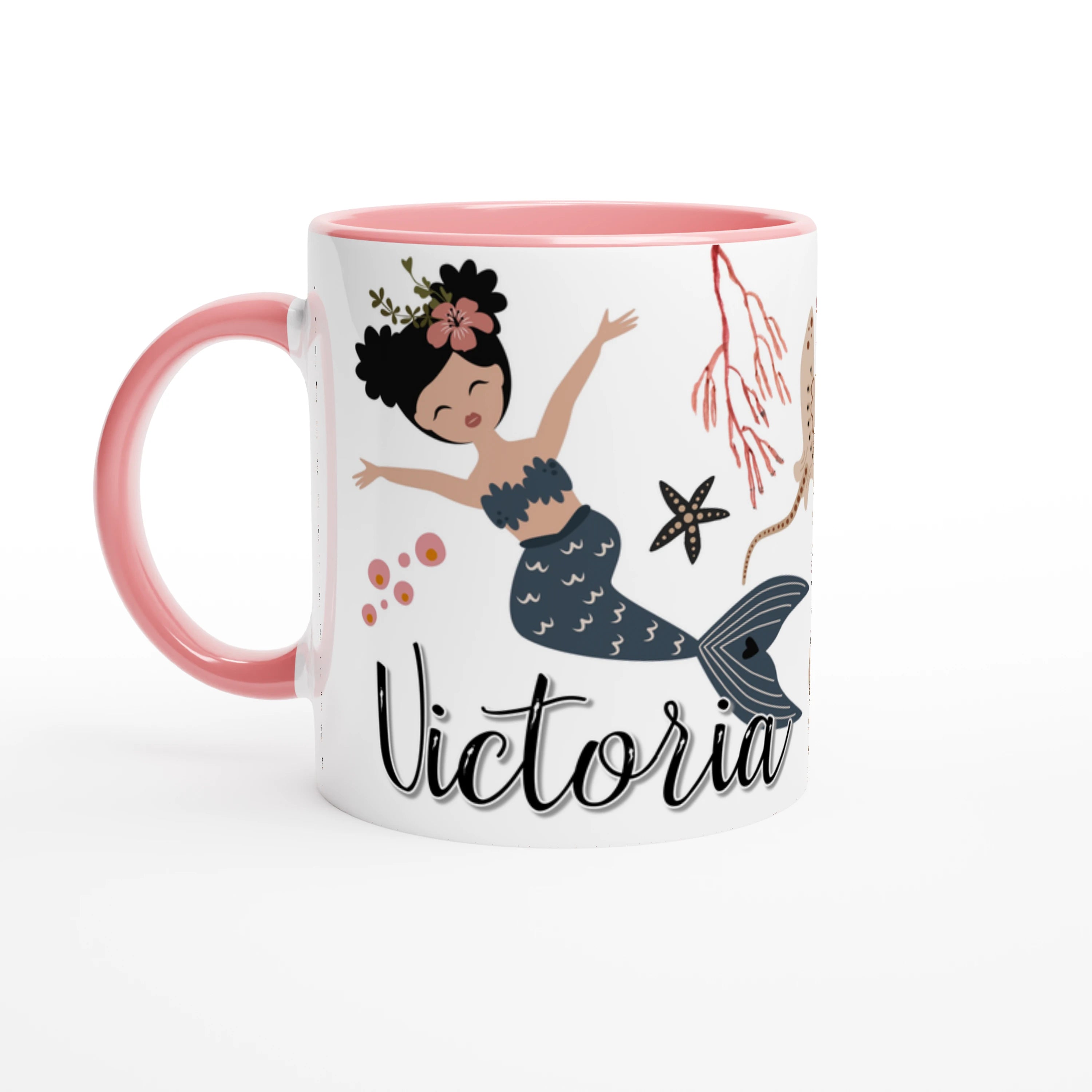 Tasse personnalisée avec motifs de sirènes bohème chic, coraux et étoiles de mer, intérieur rose, parfaite pour un cadeau fille.