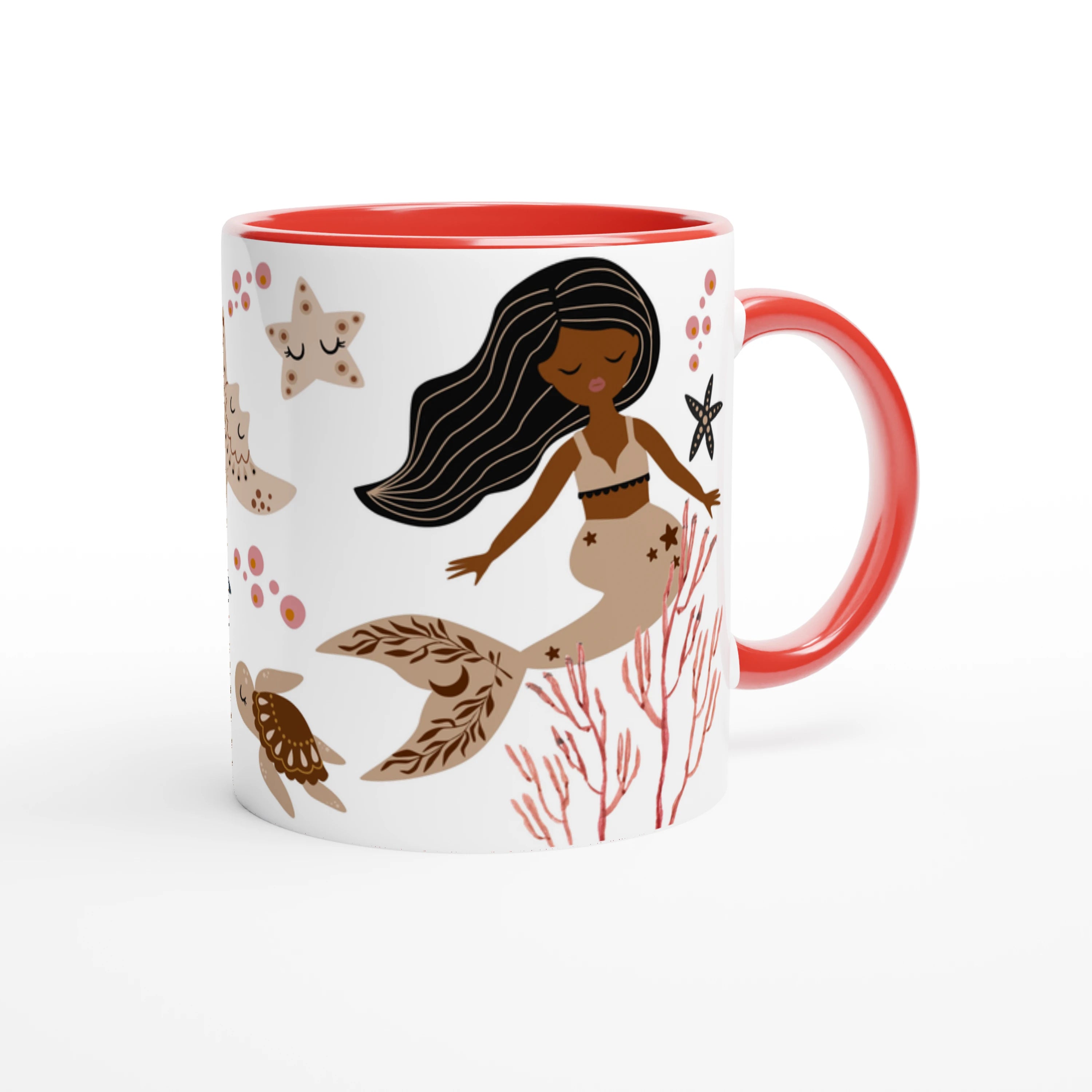Mug personnalisé avec motifs de sirènes bohème chic et éléments marins, intérieur rouge, parfait pour une passionnée de la mer.