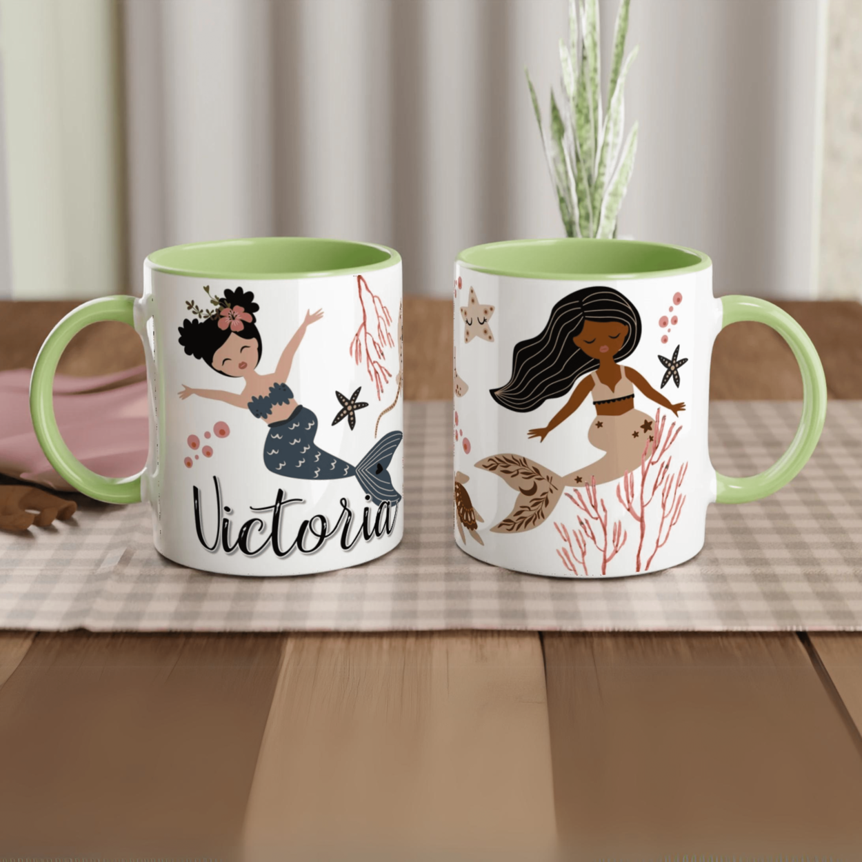 Tasse personnalisée avec décor de sirènes boho chic et coquillages, intérieur vert, idéale pour un cadeau coloré et naturel.