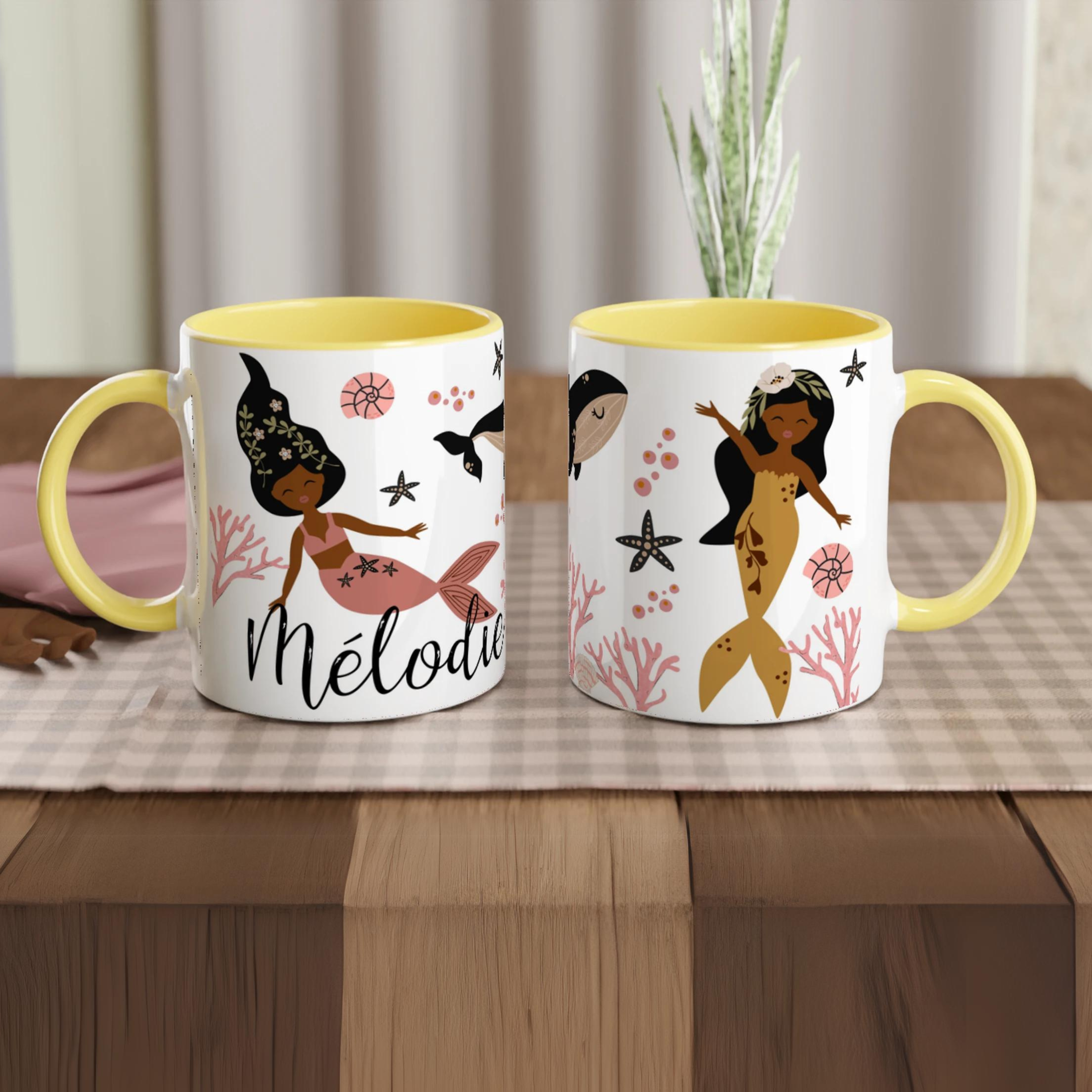 Mug personnalisé avec design de sirènes au style bohème chic et décor marin, intérieur jaune, idéal comme cadeau joyeux et unique.