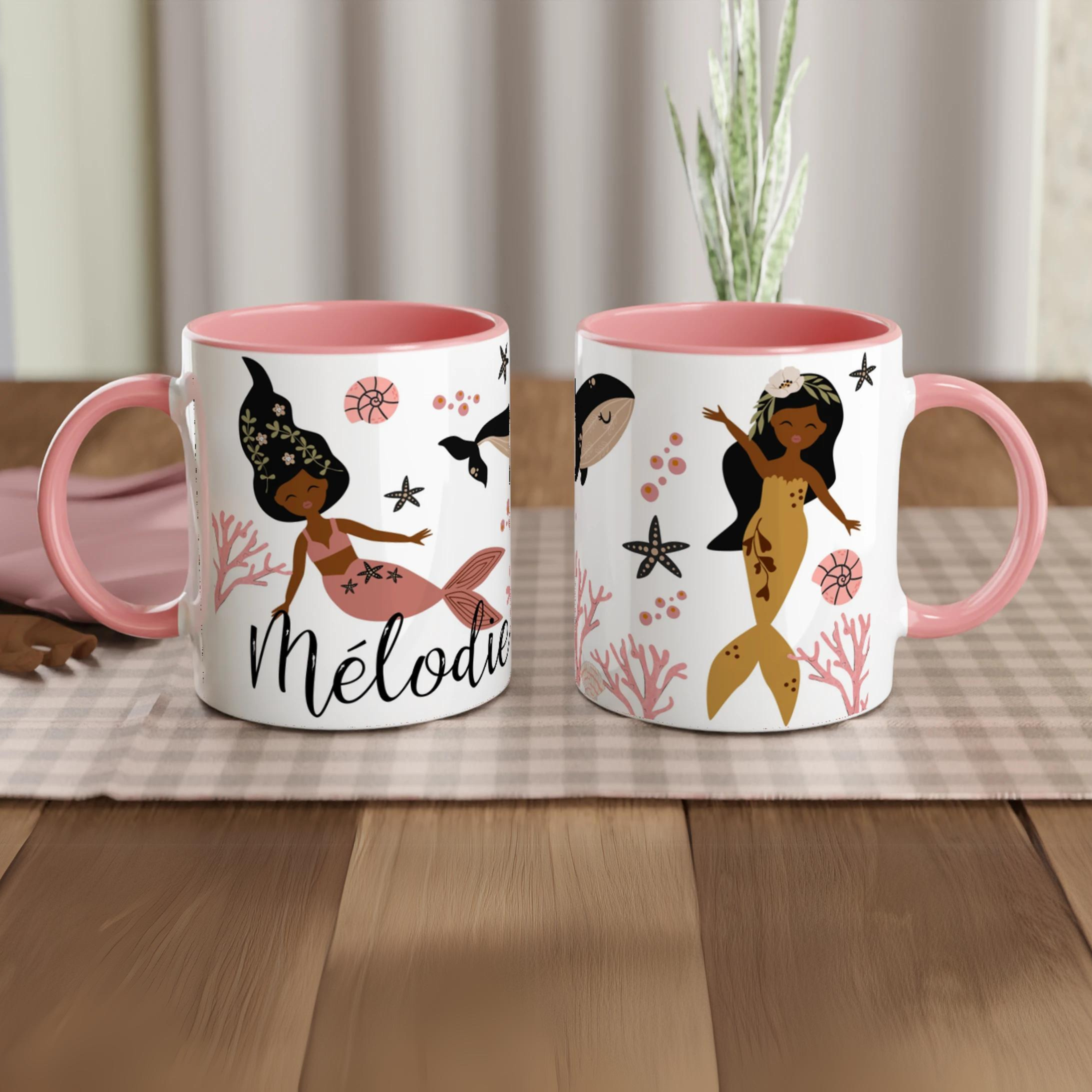 Tasse personnalisée avec motifs de sirènes boho chic, coraux et animaux marins, intérieur rose, parfaite pour un cadeau fille élégant.