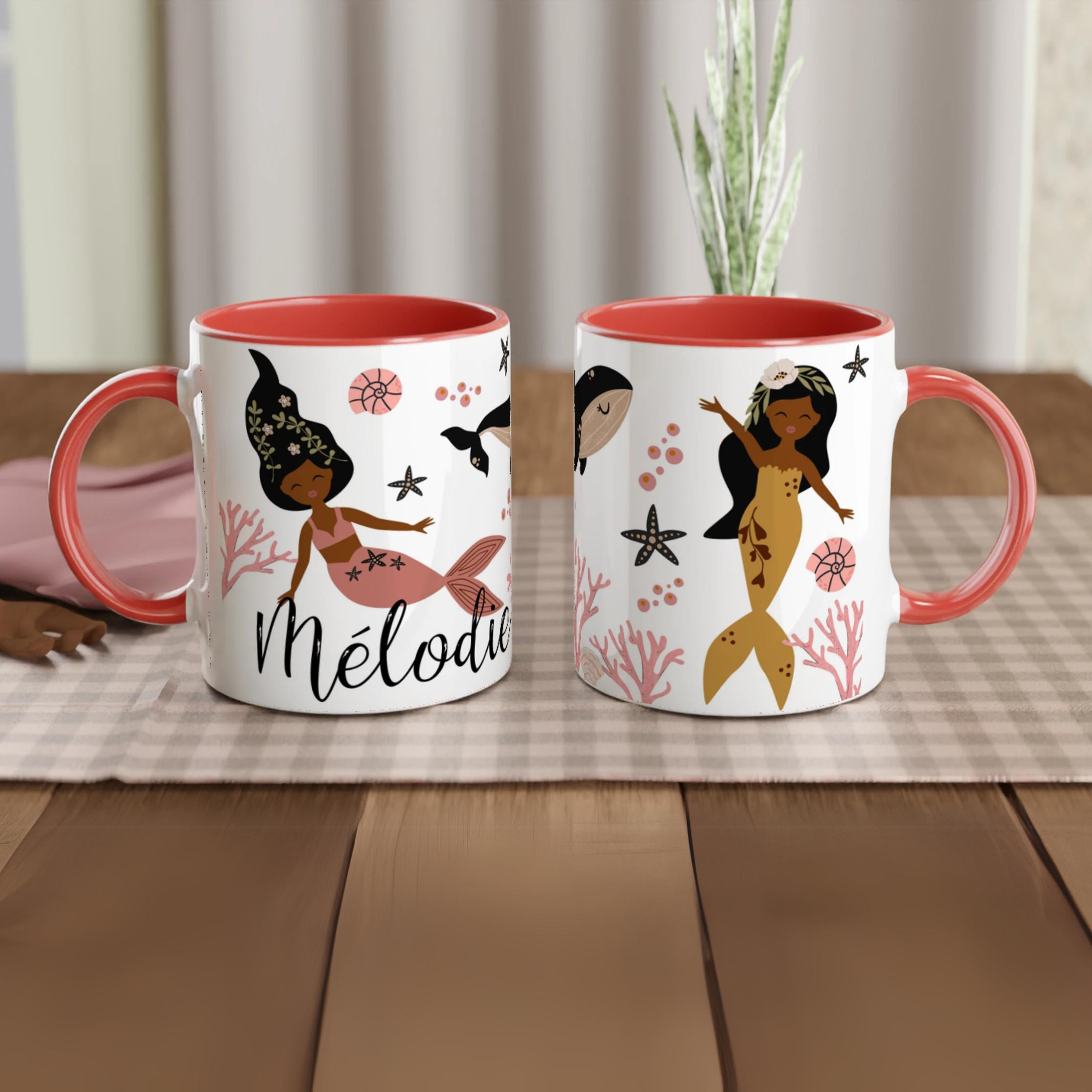 Mug personnalisé avec sirènes boho chic, coraux et décor marin, intérieur rouge, idéal comme cadeau unique pour une passionnée de la mer.