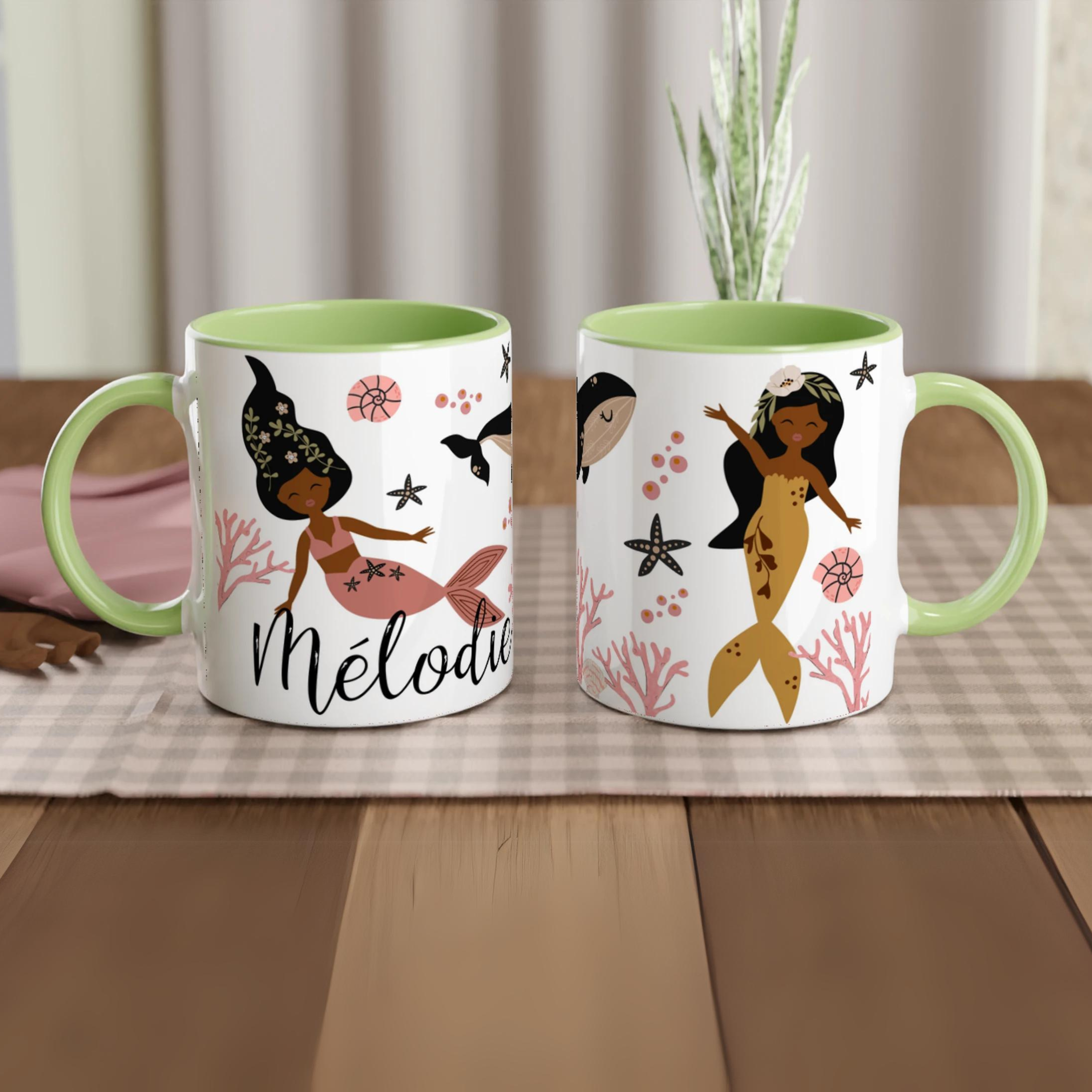 Tasse personnalisée avec décor de sirènes boho chic et animaux marins, intérieur vert, parfaite pour un cadeau coloré et original.