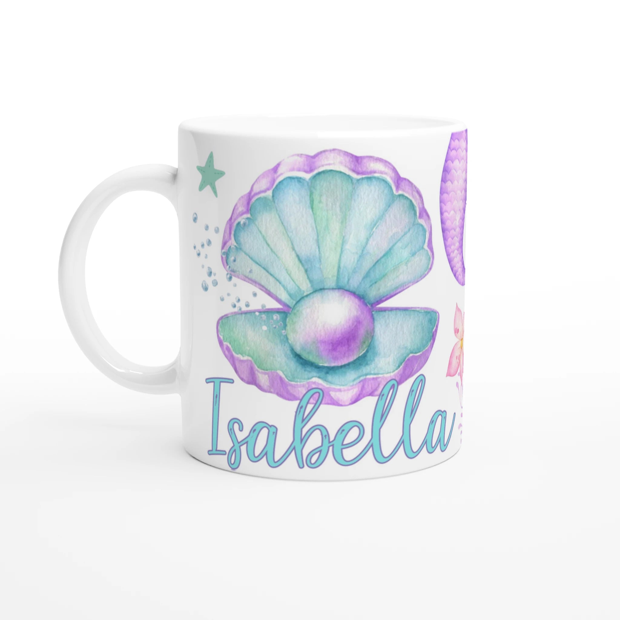 Mug personnalisé tout blanc avec illustration de sirène, coquillage et décor marin au style bohème chic, idéal comme cadeau unique.