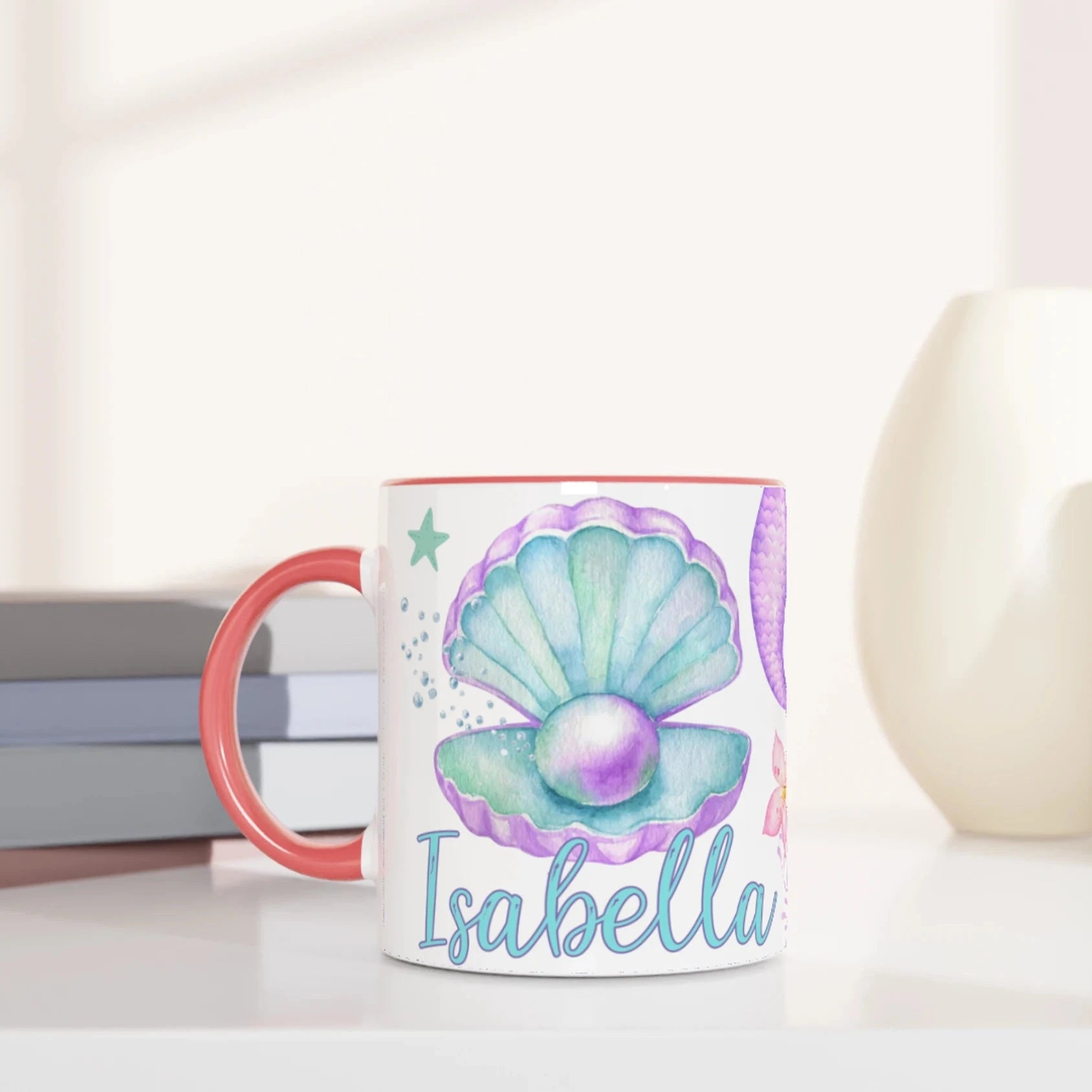 Tasse personnalisée avec motifs de sirène, coquillage et coraux bohème chic, intérieur rose, parfaite pour un cadeau fille élégant.