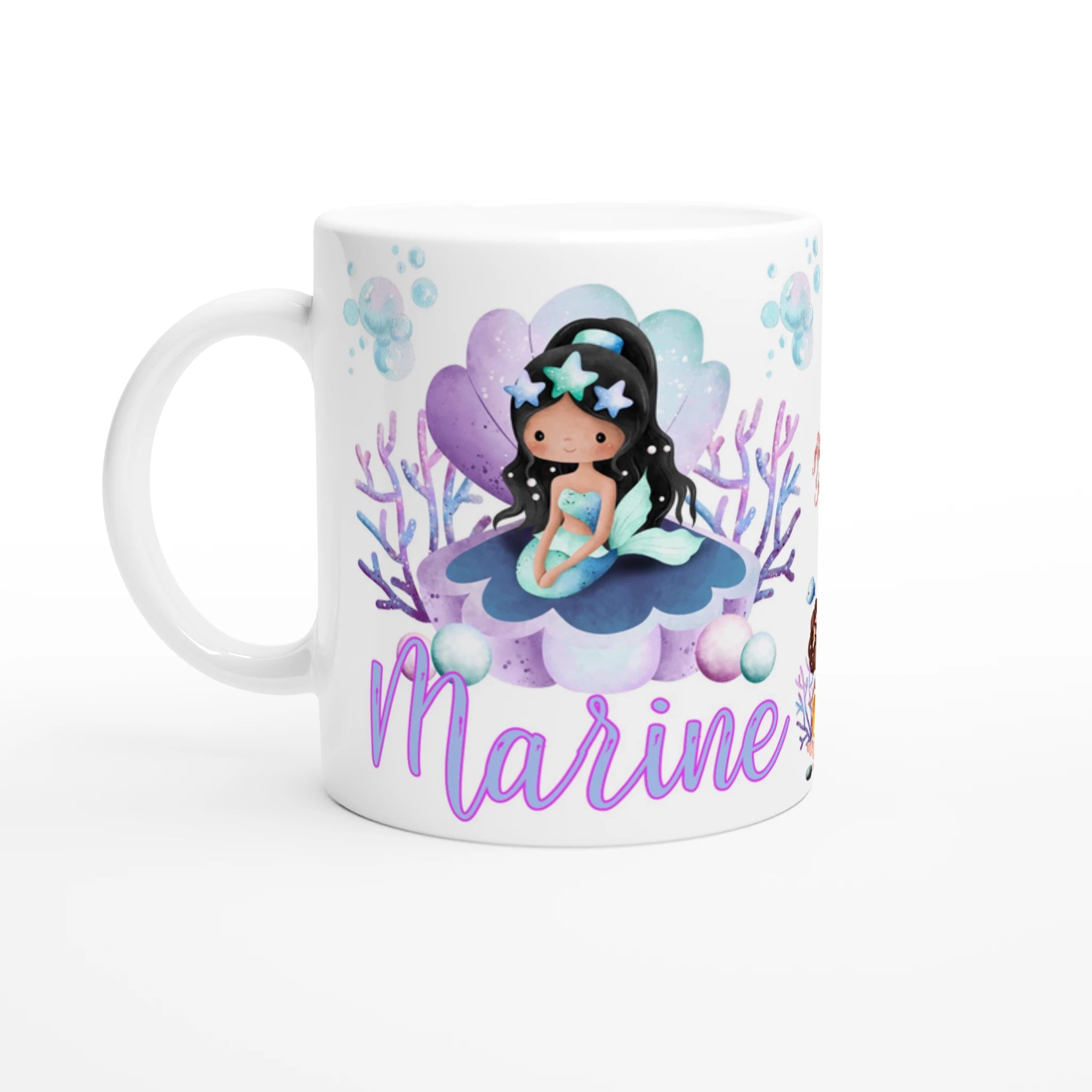Mug personnalisé tout blanc avec illustration de sirène assise sur un coquillage magique, coraux et décor marin, idéal comme cadeau enfant.