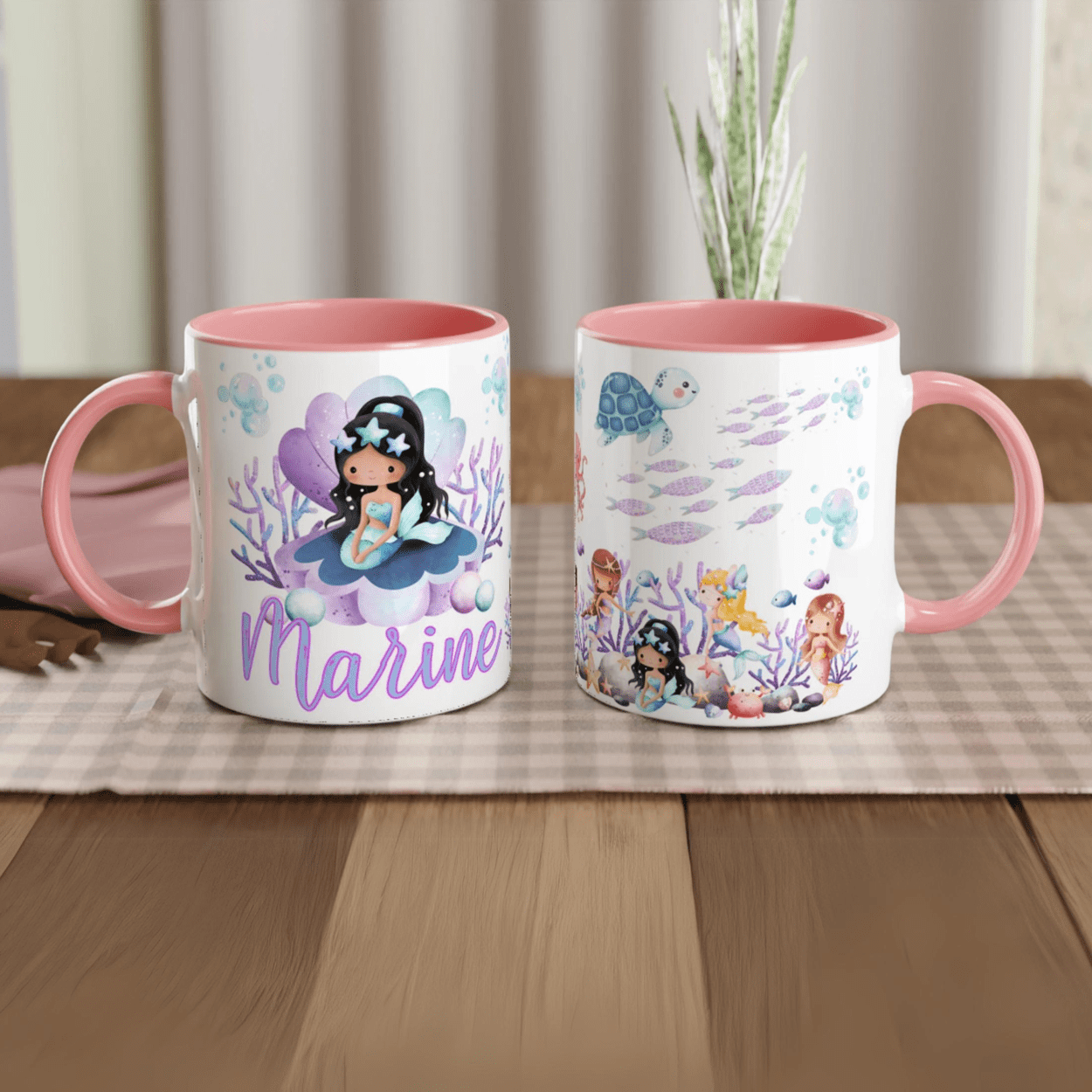 Tasse personnalisée avec motifs de sirène sur un coquillage magique, coraux et étoiles de mer, intérieur rose, idéale pour un cadeau sirène pour fille.
