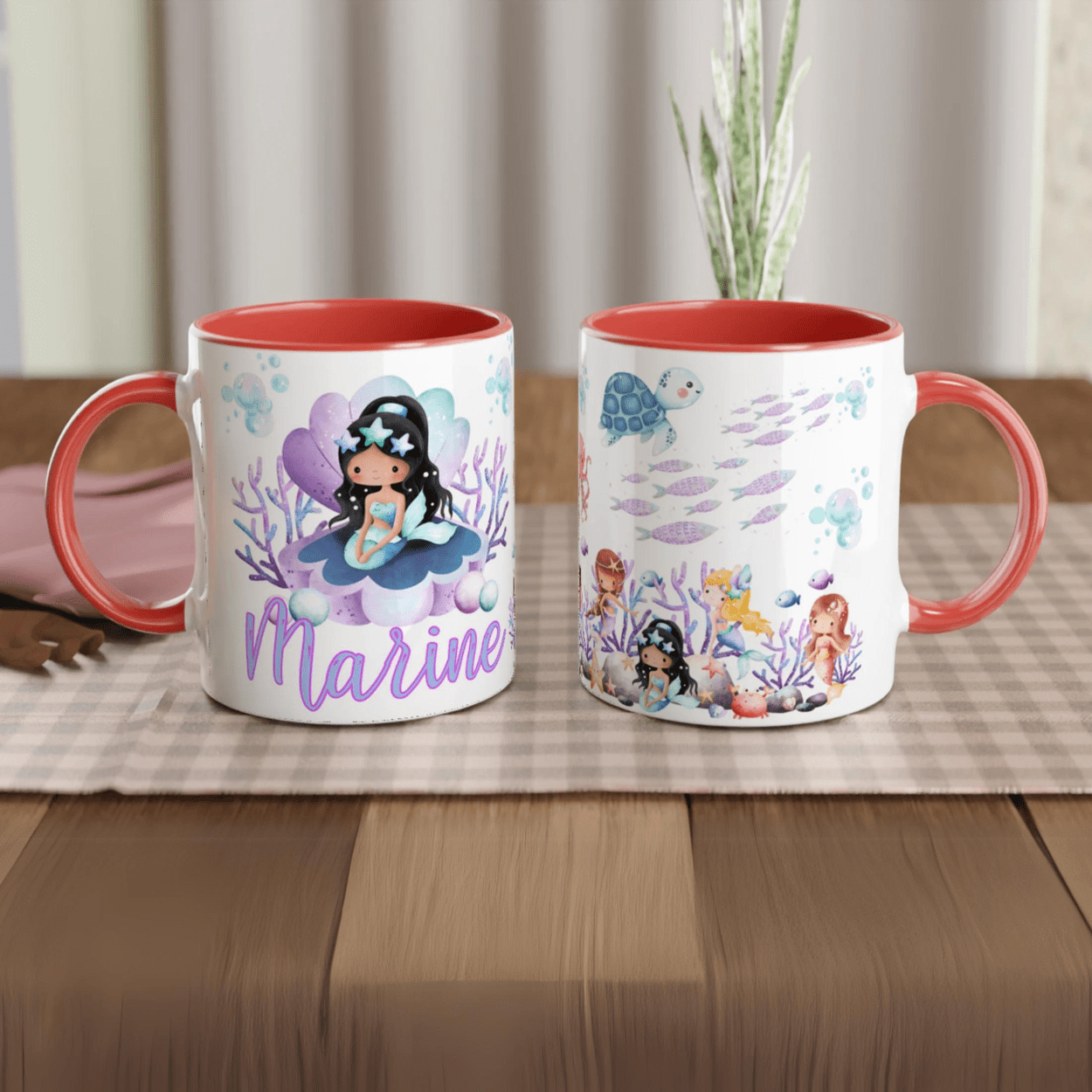 Mug personnalisé avec motifs de sirène, coquillage et décor marin, intérieur rouge, parfait comme cadeau féerique.