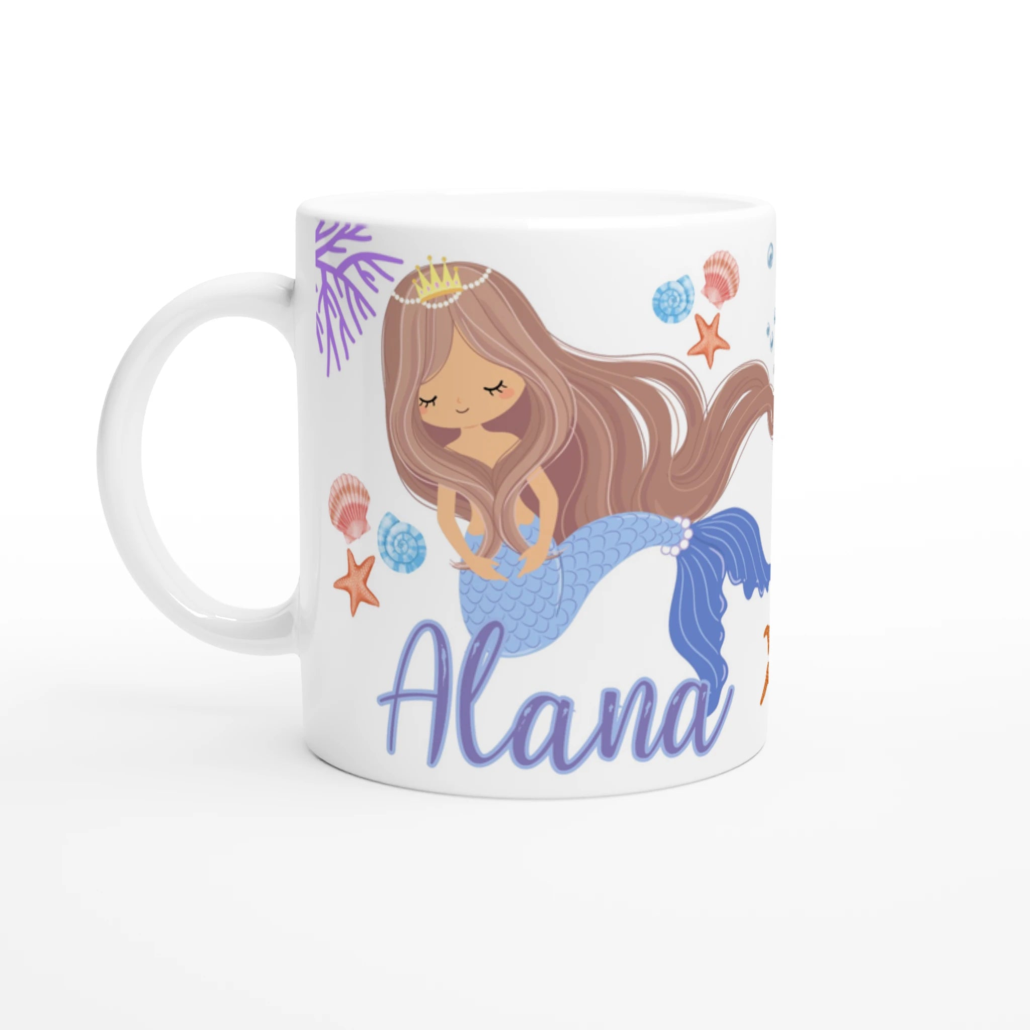 Mug personnalisé tout blanc avec illustration de sirène princesse, décor marin avec étoiles de mer et coraux, idéal pour un cadeau enfant.