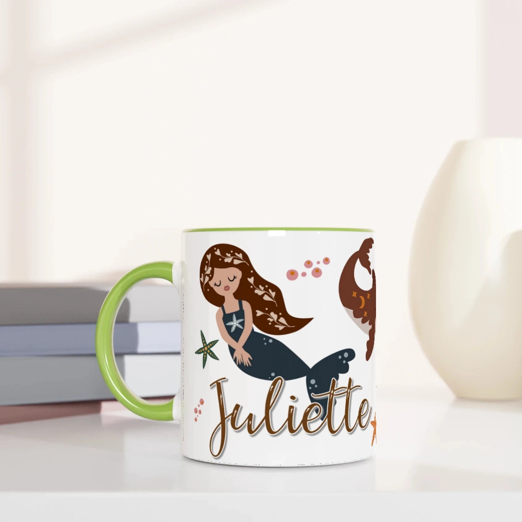 Tasse personnalisée avec décor de sirènes, intérieur vert, idéale pour un cadeau coloré et original.