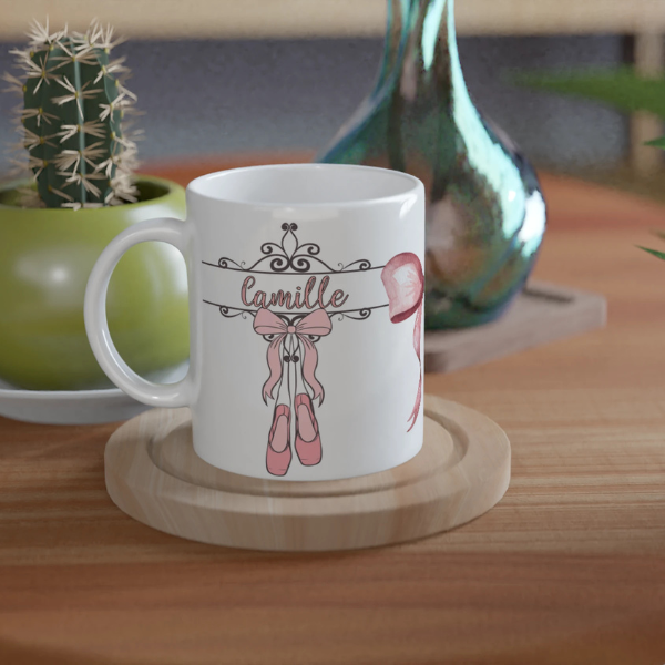 Mug personnalisable tout blanc avec prénom et illustration de pointes de danse classique, parfait comme cadeau unique pour les passionnés de ballet.