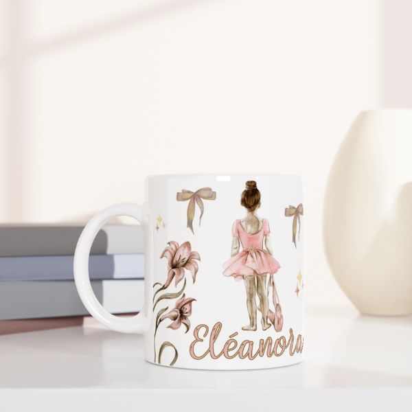 Mug personnalisable tout blanc avec prénom, illustration de ballerine, pointes et fleurs, parfait pour un cadeau unique pour une petite danseuse.