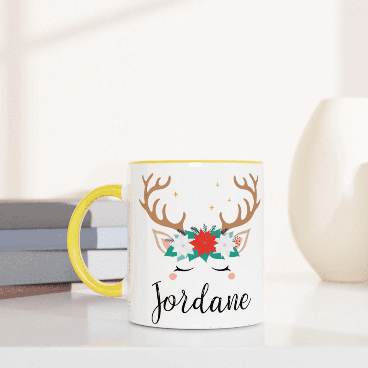 Mug blanc illustré d’un renne aux yeux fermés et couronne florale, anse jaune et intérieur jaune