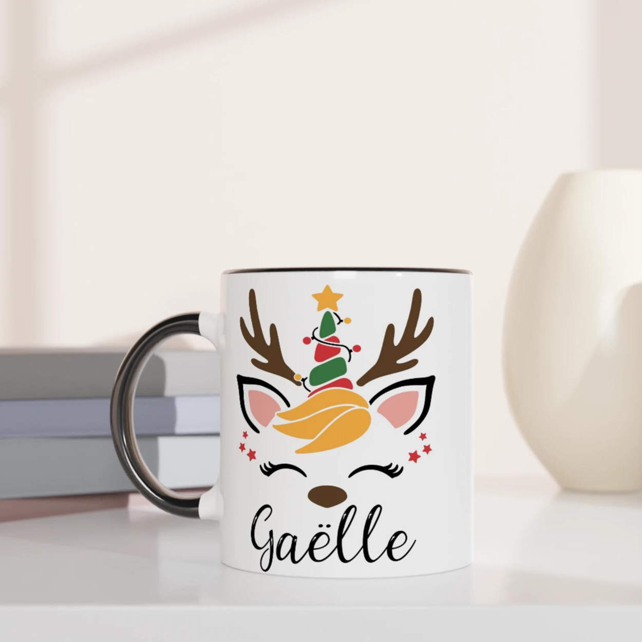 Mug blanc décor rennes festif avec sapin de Noël stylisé, anse noire et intérieur noir, illustration hivernale joyeuse.