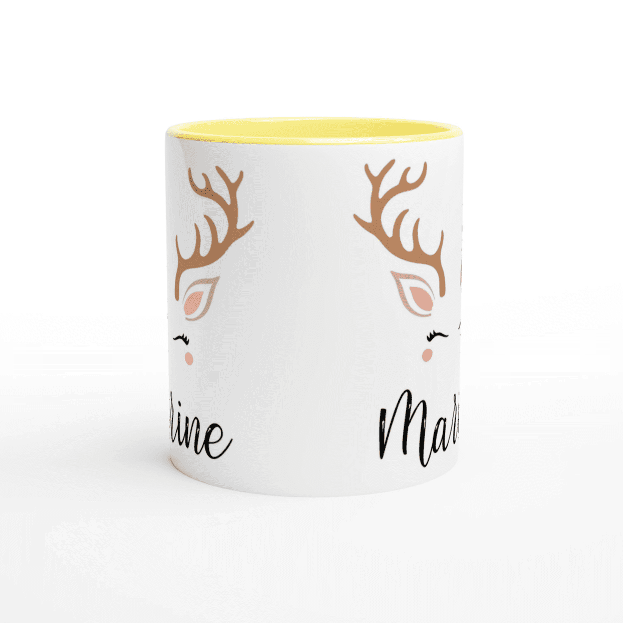 Mug blanc de Noël avec illustration de renne minimaliste, joues rosées et bois élégants, anse jaune et intérieur jaune.
