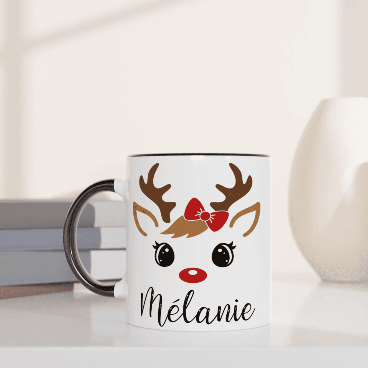 Mug de Noël avec visage de renne aux yeux ouverts, nœud rouge et bois marron, anse noire et intérieur noir.