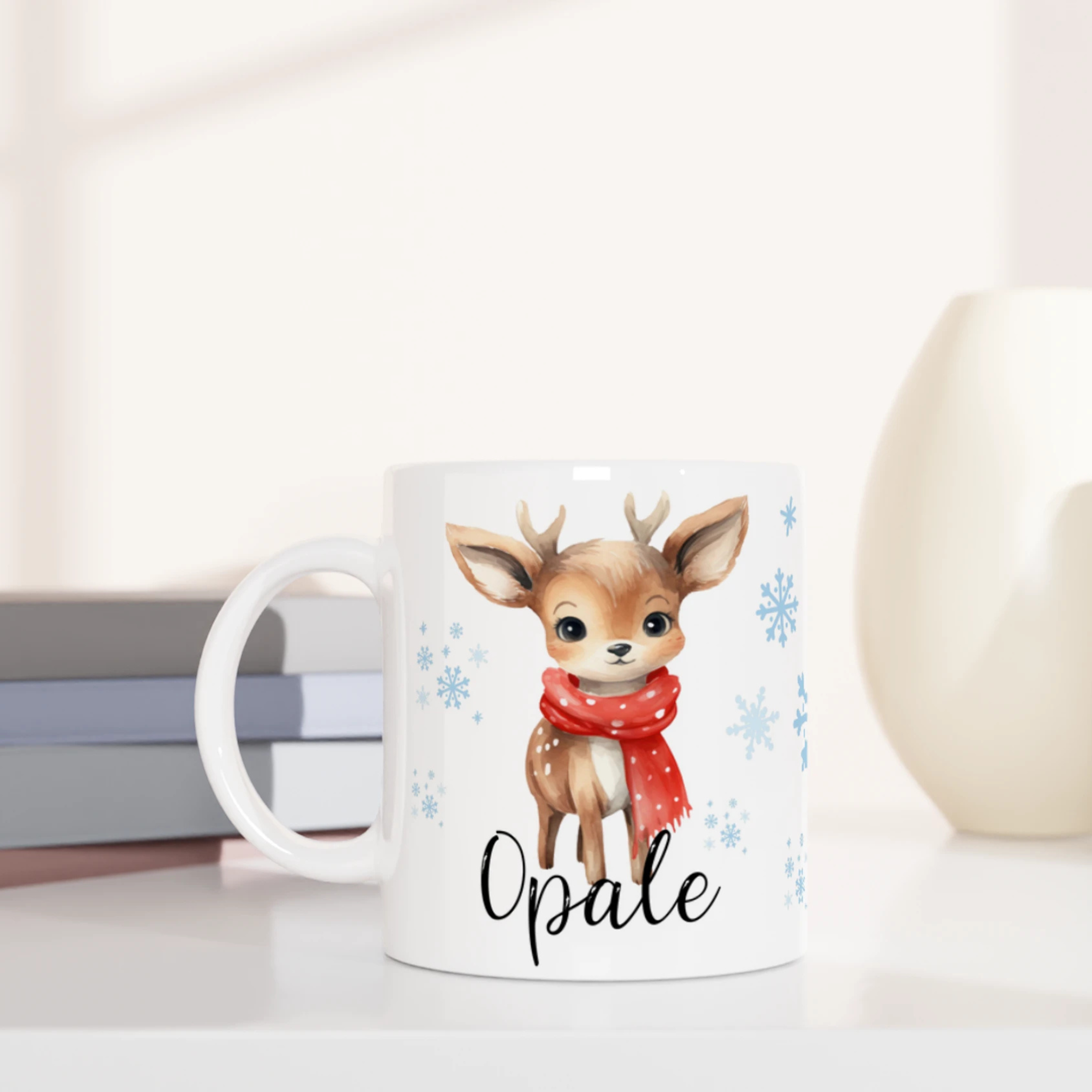 Mug personnalisé enfant avec renne et prénom, fond blanc, parfait pour Noël et l’hiver.