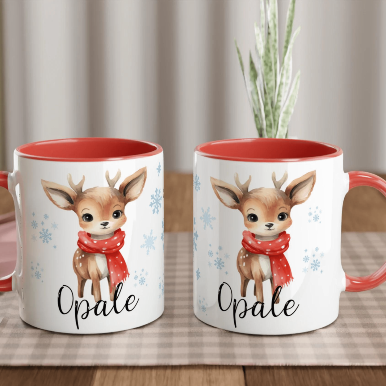 Mug prénom enfant avec renne, intérieur rouge, design hivernal idéal pour cadeau de Noël.