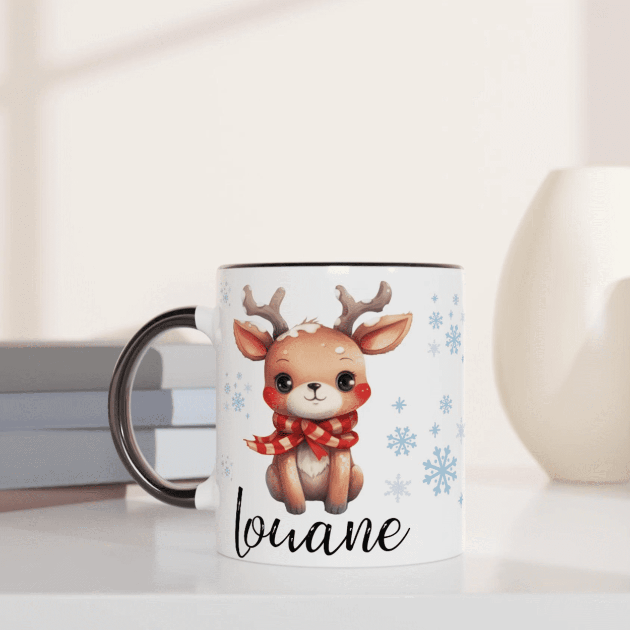 Mug prénom personnalisé avec renne, intérieur noir, idéal pour Noël et la déco hivernale.