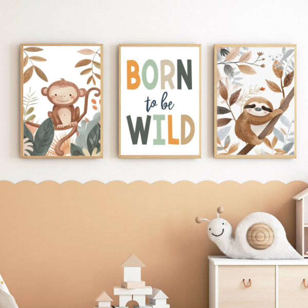 Triptyque de trois affiches avec un singe, un paresseux et une citation inspirante, parfait pour une déco murale apaisante et naturelle.