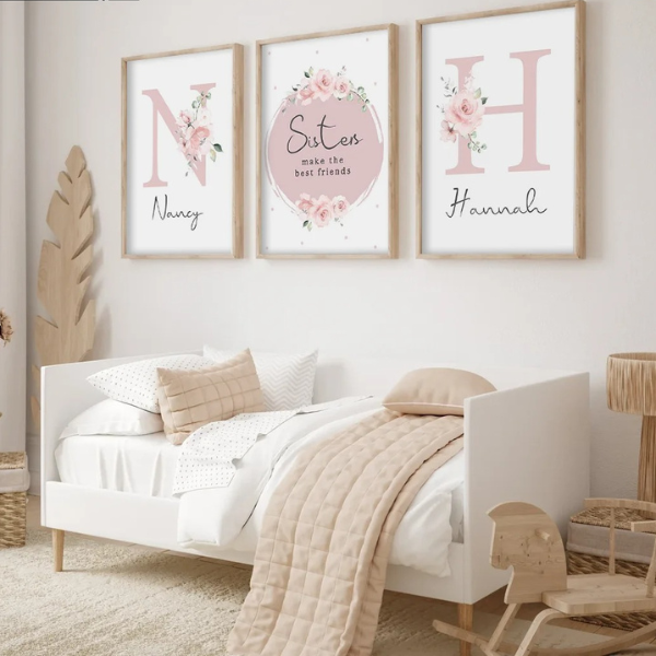 ensemble de trois affiches roses pour chambre d’enfant avec lettres personnalisées et citation sur les sœurs