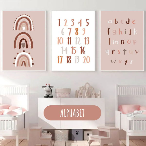 Triptyque d’affiches éducatives enfant avec alphabet, chiffres et arcs décoratifs en palette teracotta.