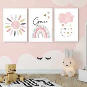 Triptyque d’affiches bébé avec soleil pastel, arc-en-ciel et nuage décoratif pour chambre d’enfant douce et apaisante
